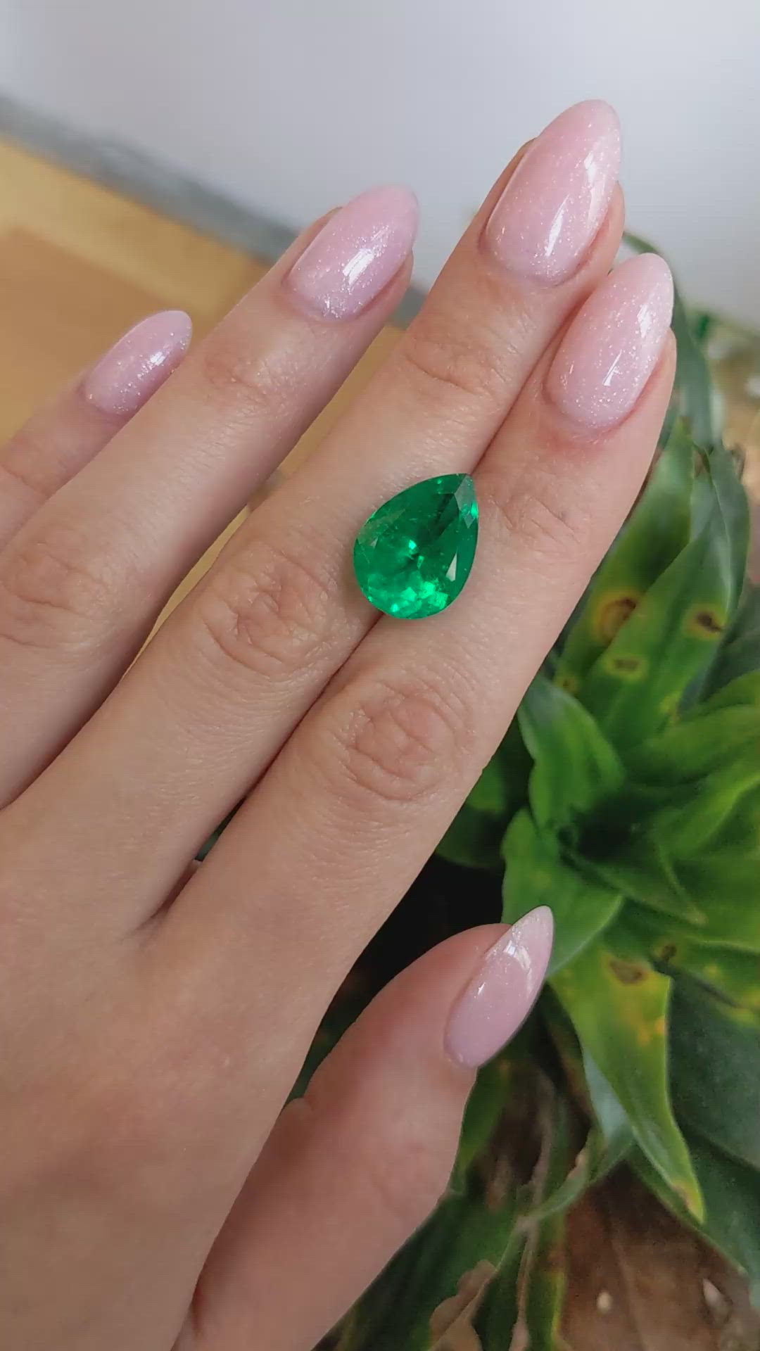 8.45 Ct. Emerald from Colombia - Muzo Size Video