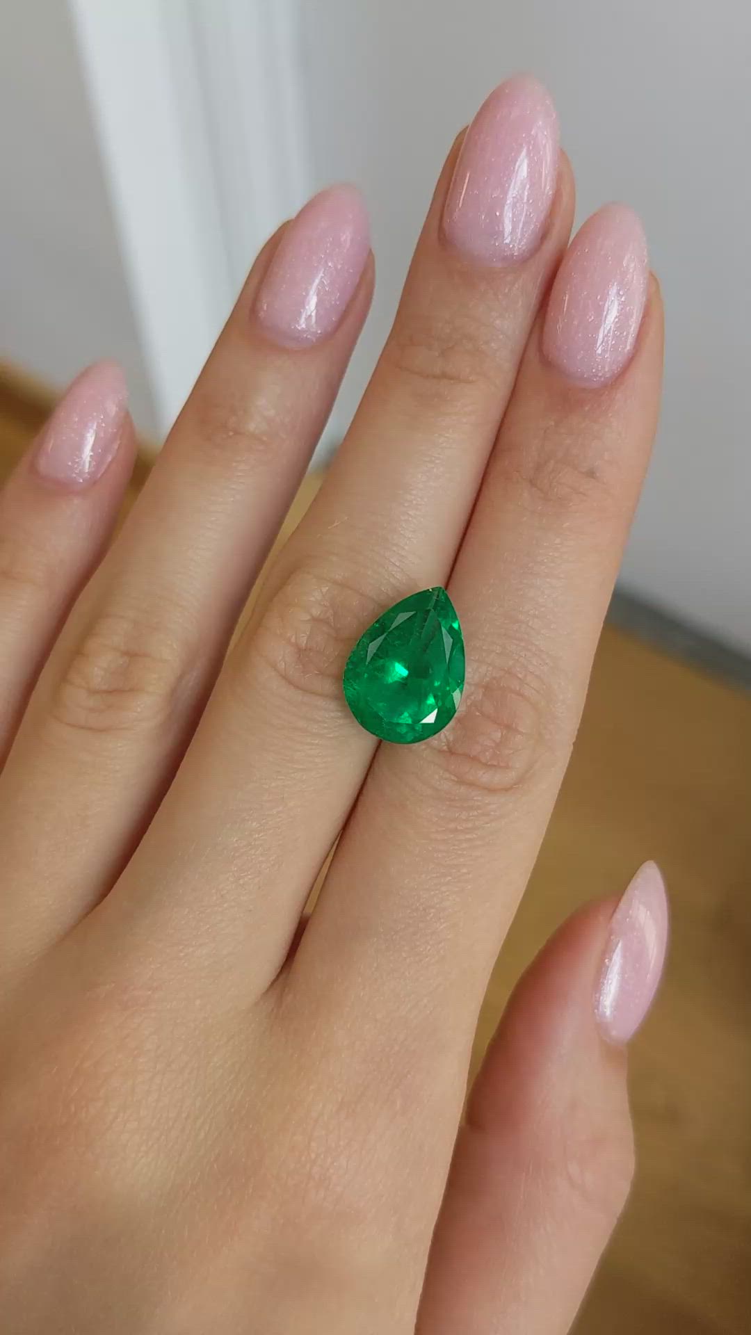 8.45 Ct. Emerald from Colombia - Muzo Size Video