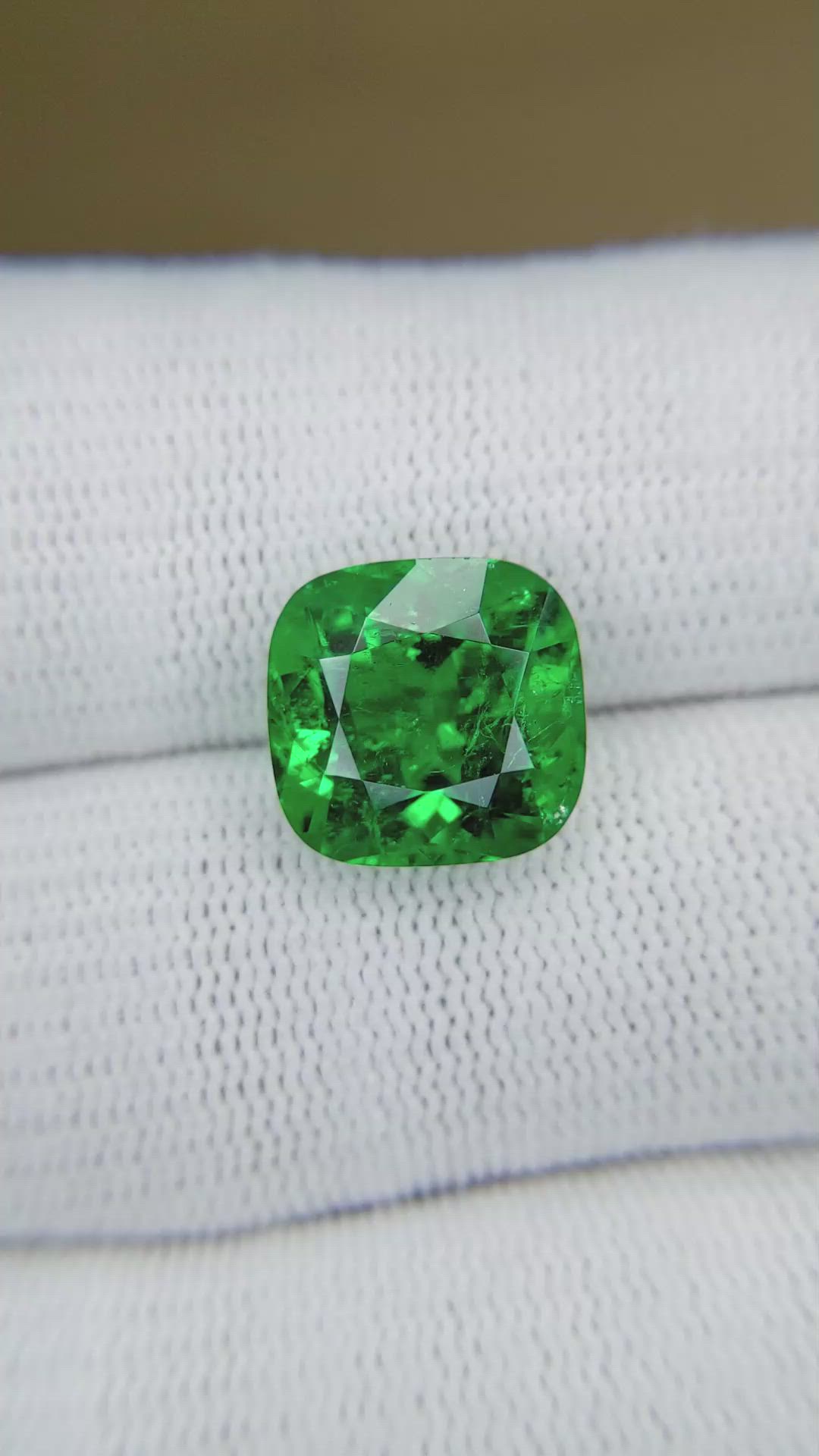 5.71 Ct. Emerald from Colombia - Muzo Size Video