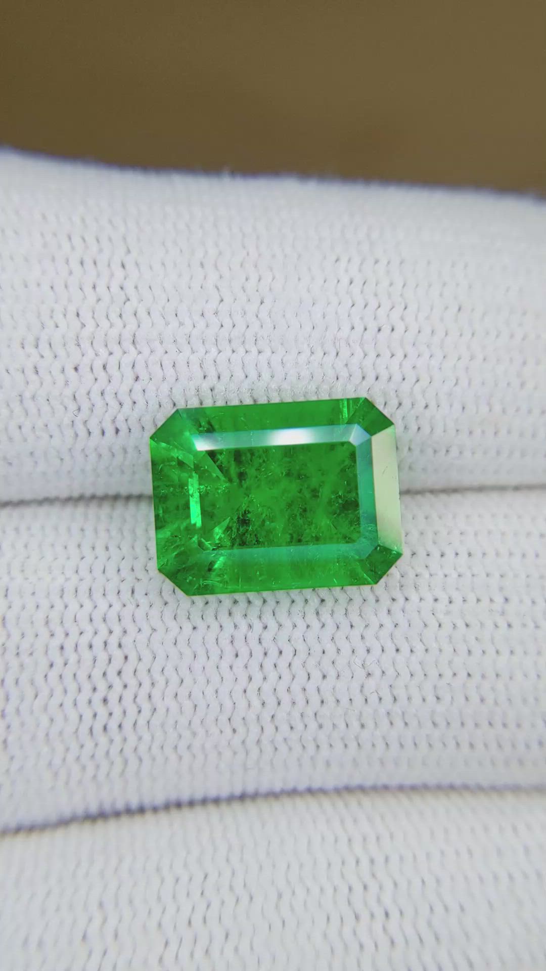 4.81 Ct. Emerald from Colombia - Muzo Size Video