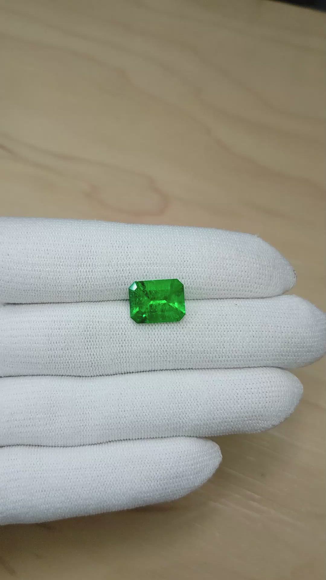 4.81 Ct. Emerald from Colombia - Muzo Size Video