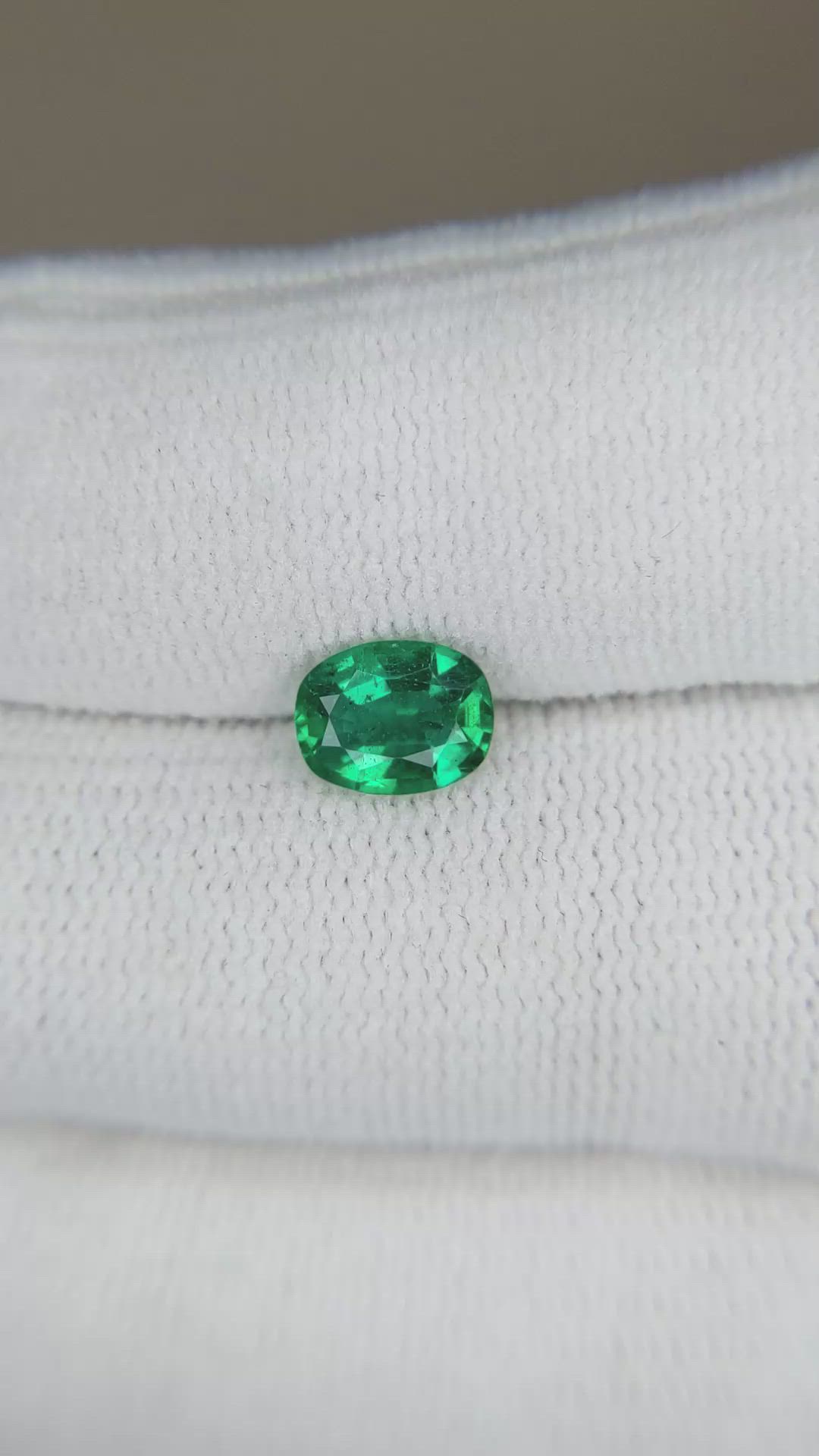 0.90 Ct. Emerald from Zambia Size Video