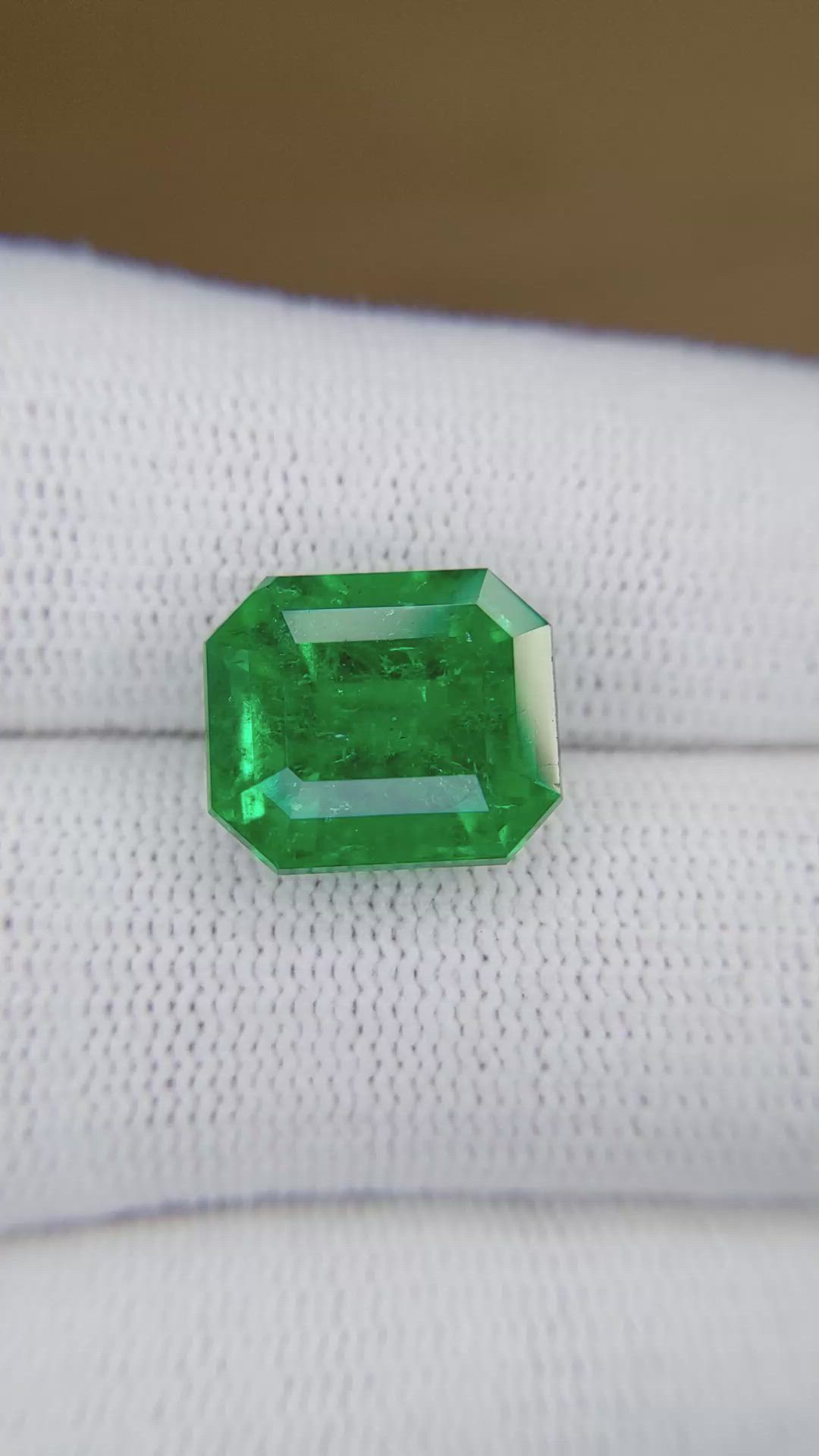 7.91 Ct. Emerald from Colombia - Muzo Size Video