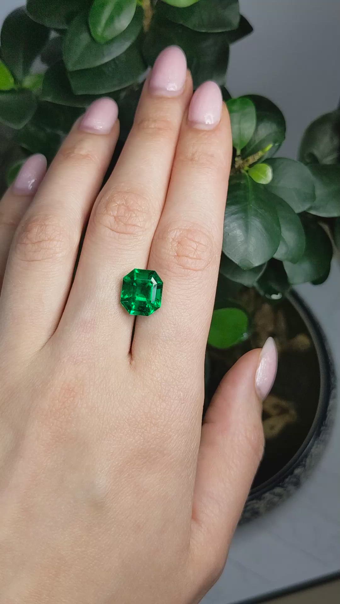 5.71 Ct. Emerald from Colombia - Muzo Size Video