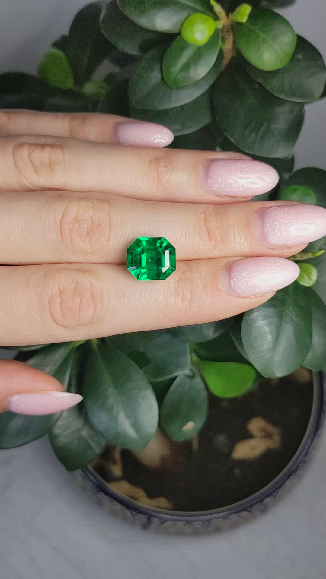 5.71 Ct. Emerald from Colombia - Muzo Size Video