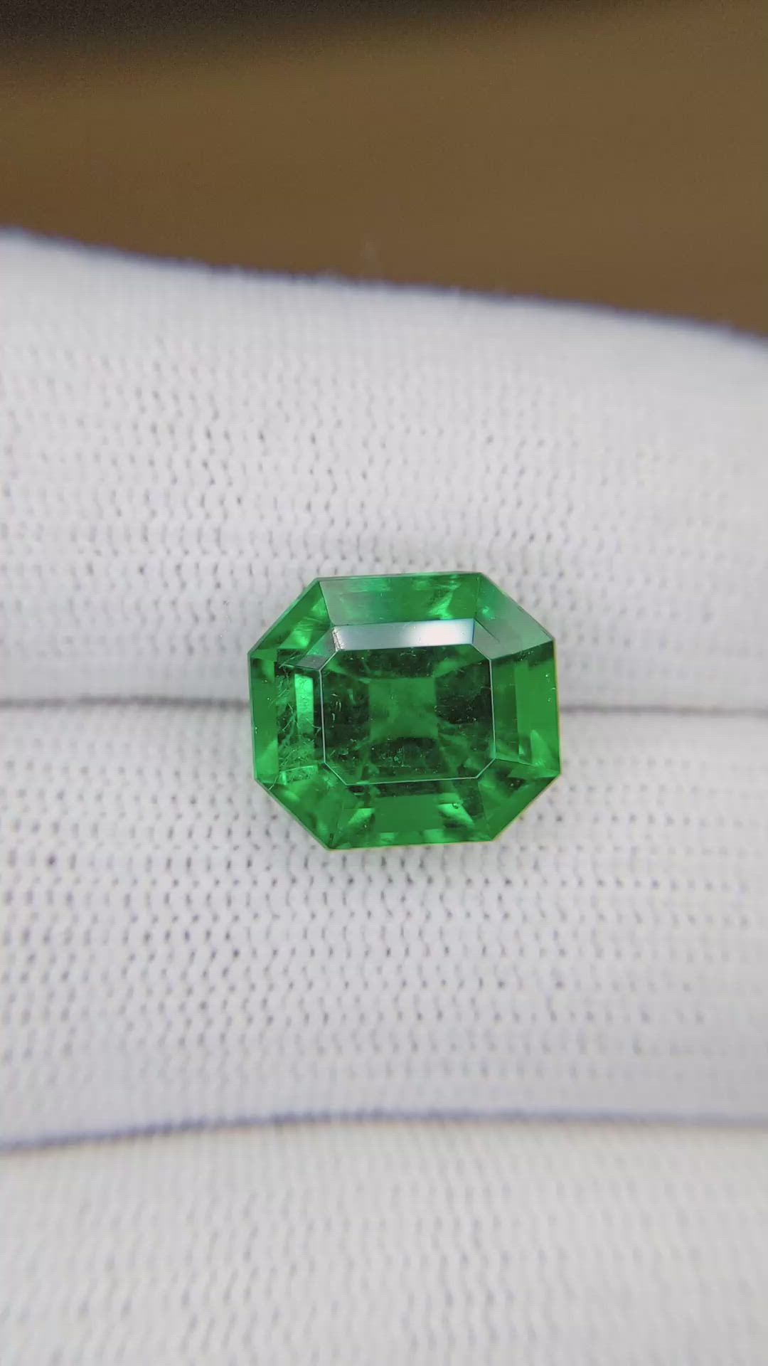 5.71 Ct. Emerald from Colombia - Muzo Size Video