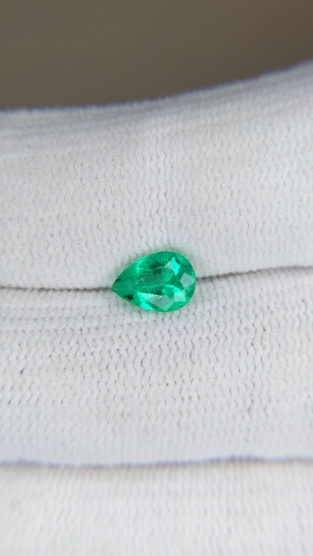 0.92 Ct. Emerald from Colombia Size Video
