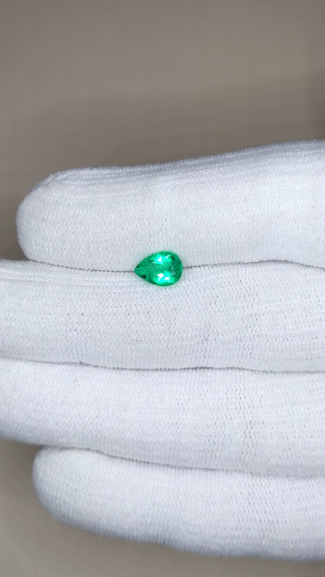 0.92 Ct. Emerald from Colombia Size Video