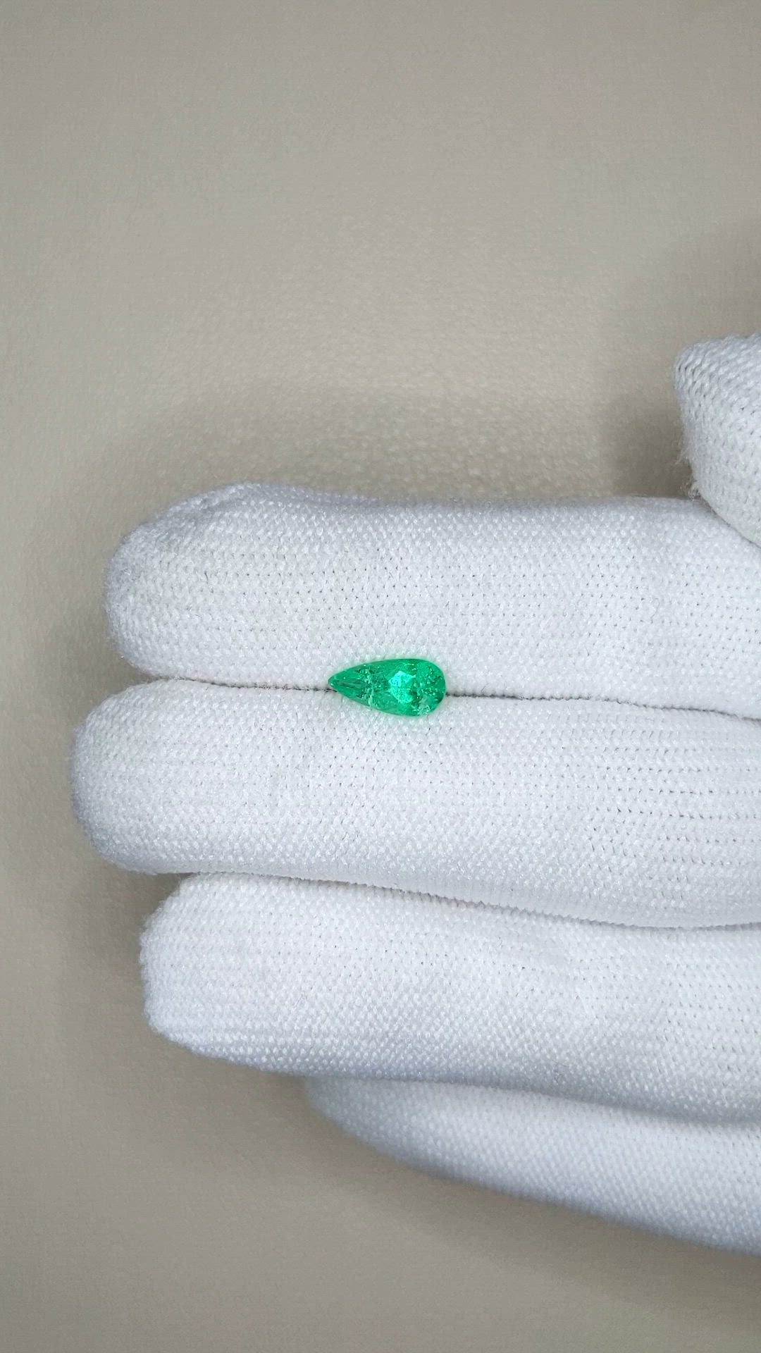 0.70 Ct. Emerald from Colombia Size Video