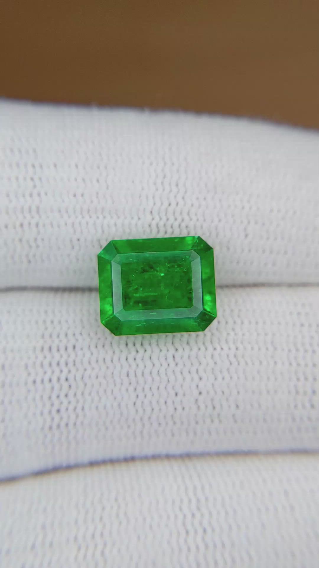 3.72 Ct. Emerald from Colombia - Muzo Size Video