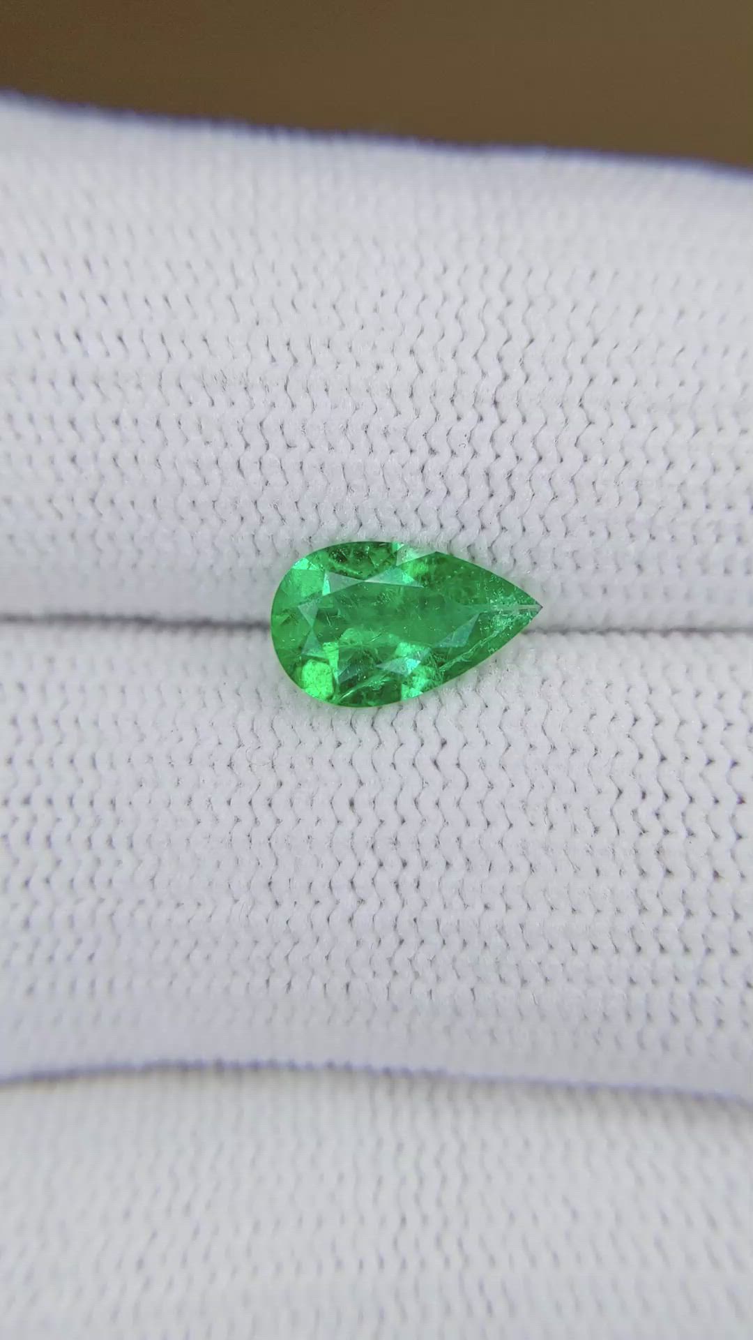 0.98 Ct. Emerald from Colombia Size Video