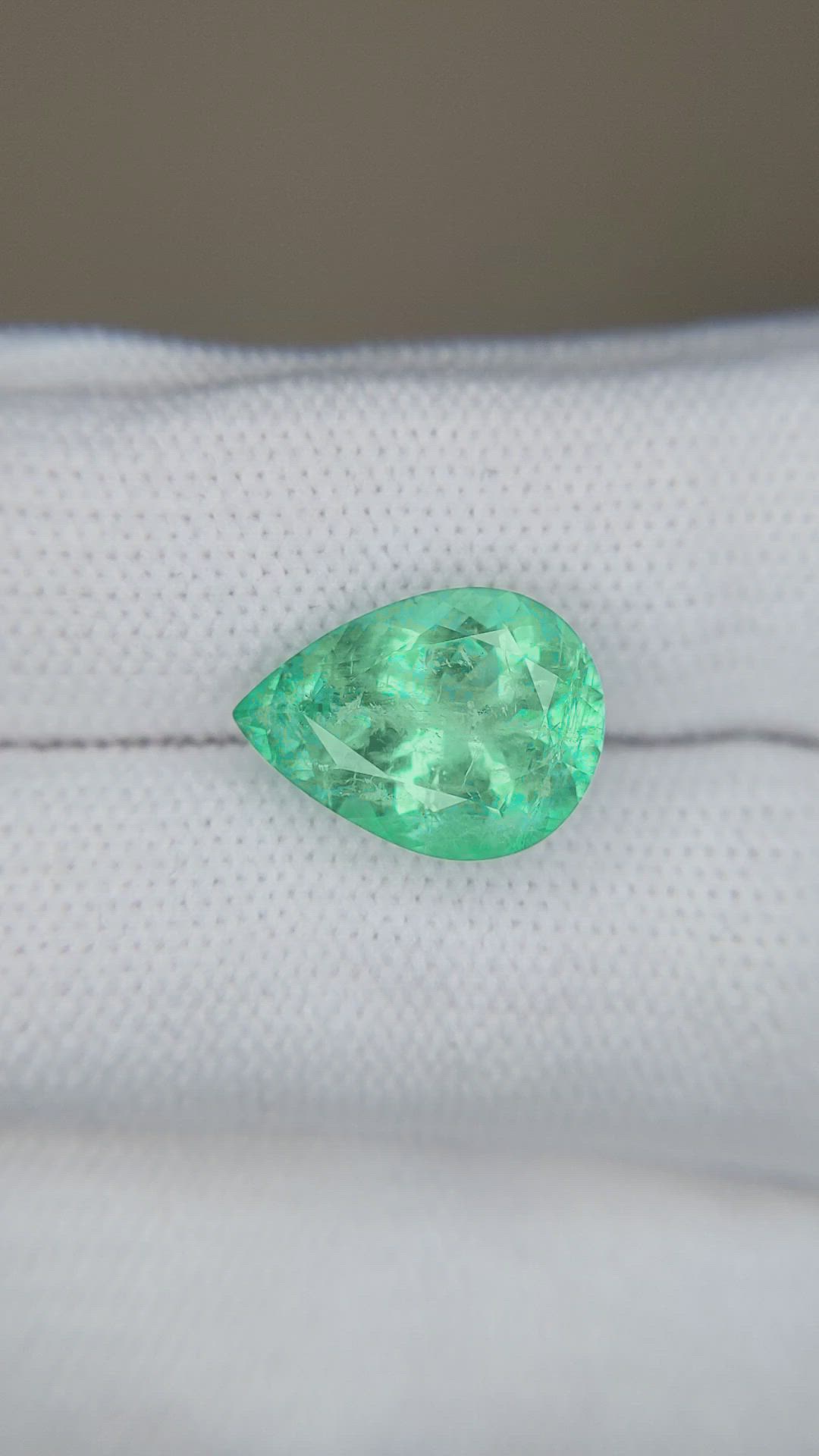 4.66 Ct. Emerald from Russia Size Video