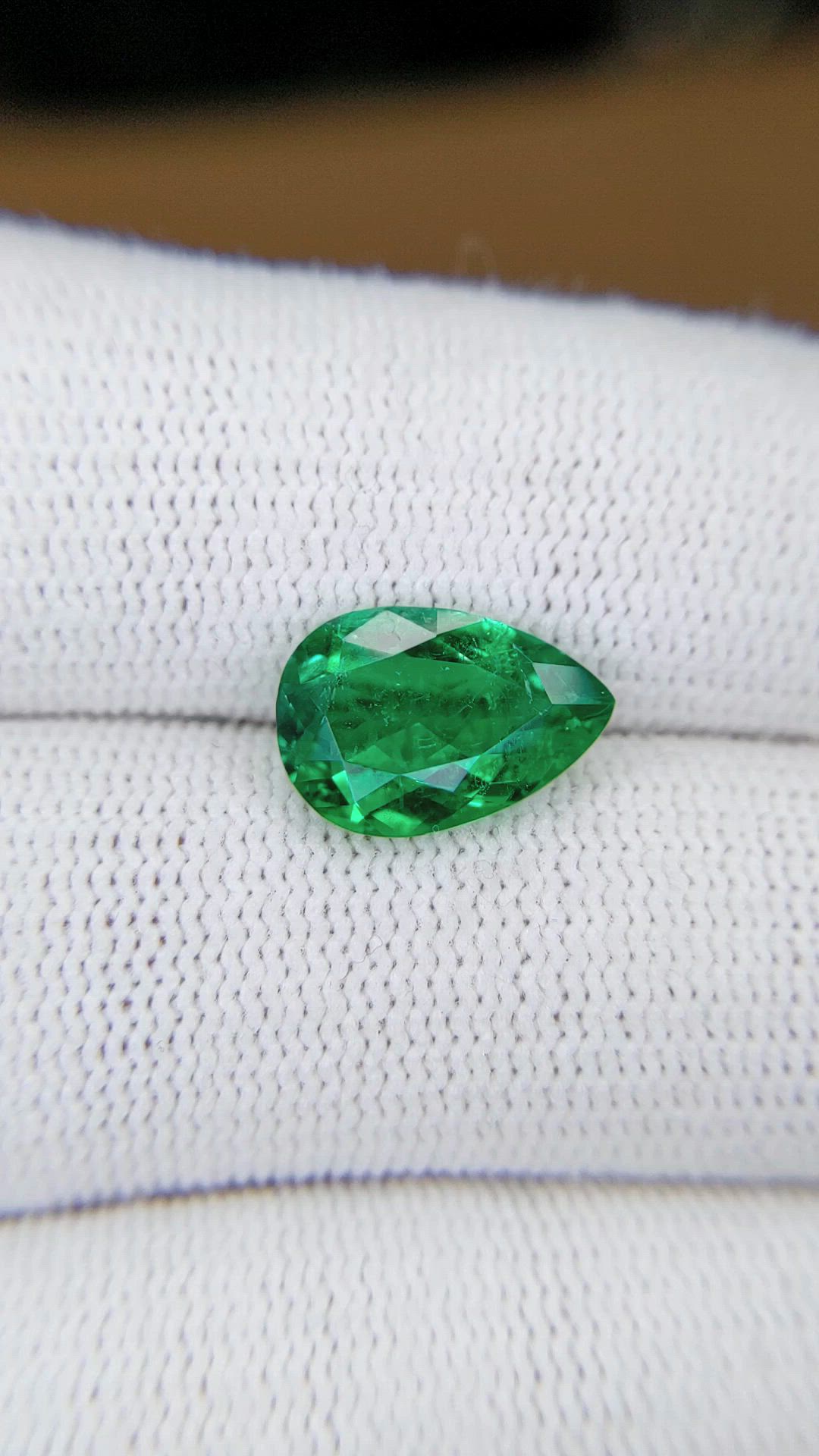 2.69 Ct. Emerald from Colombia - Muzo Size Video