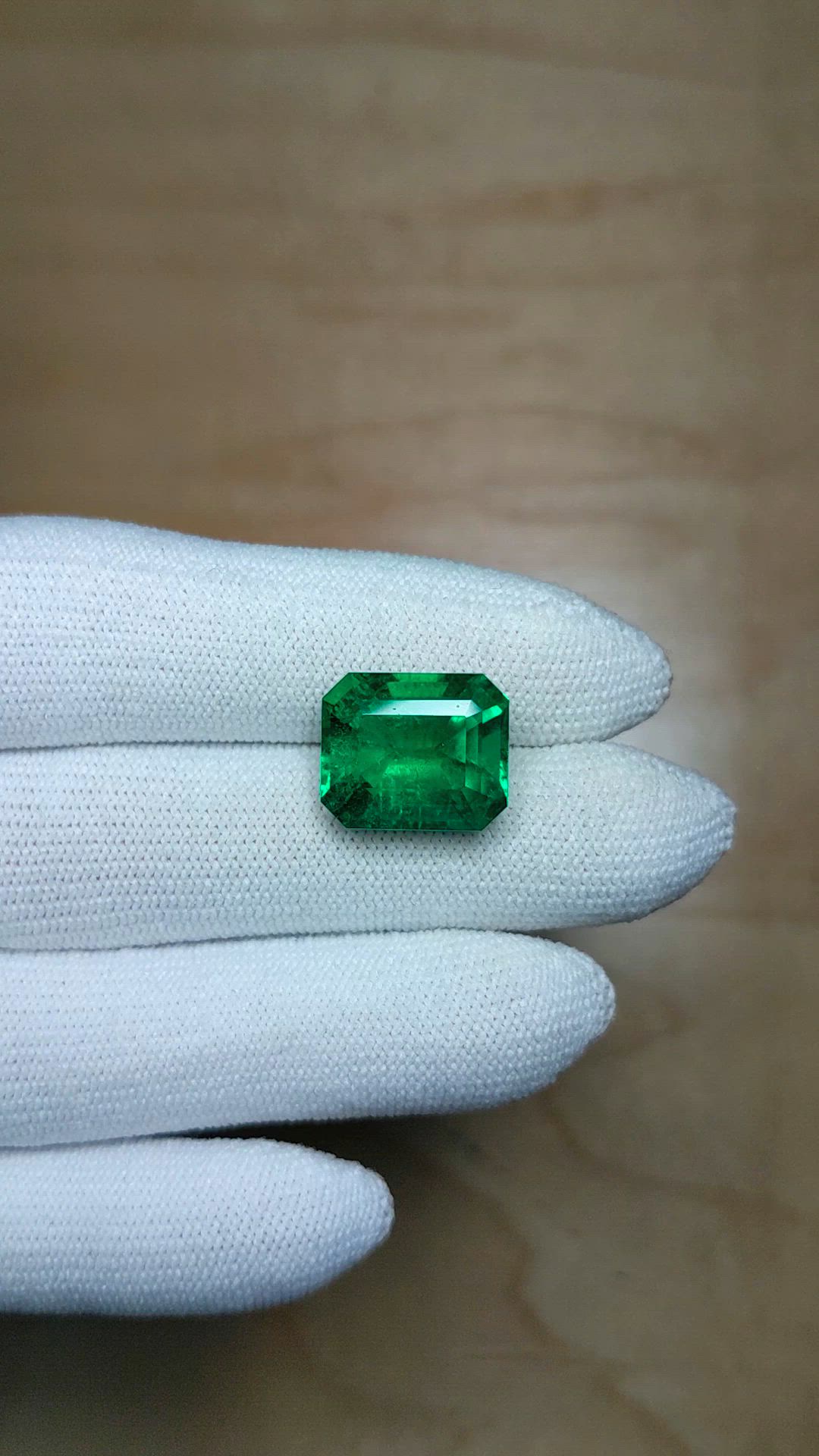9.21 Ct. Emerald from Colombia Size Video