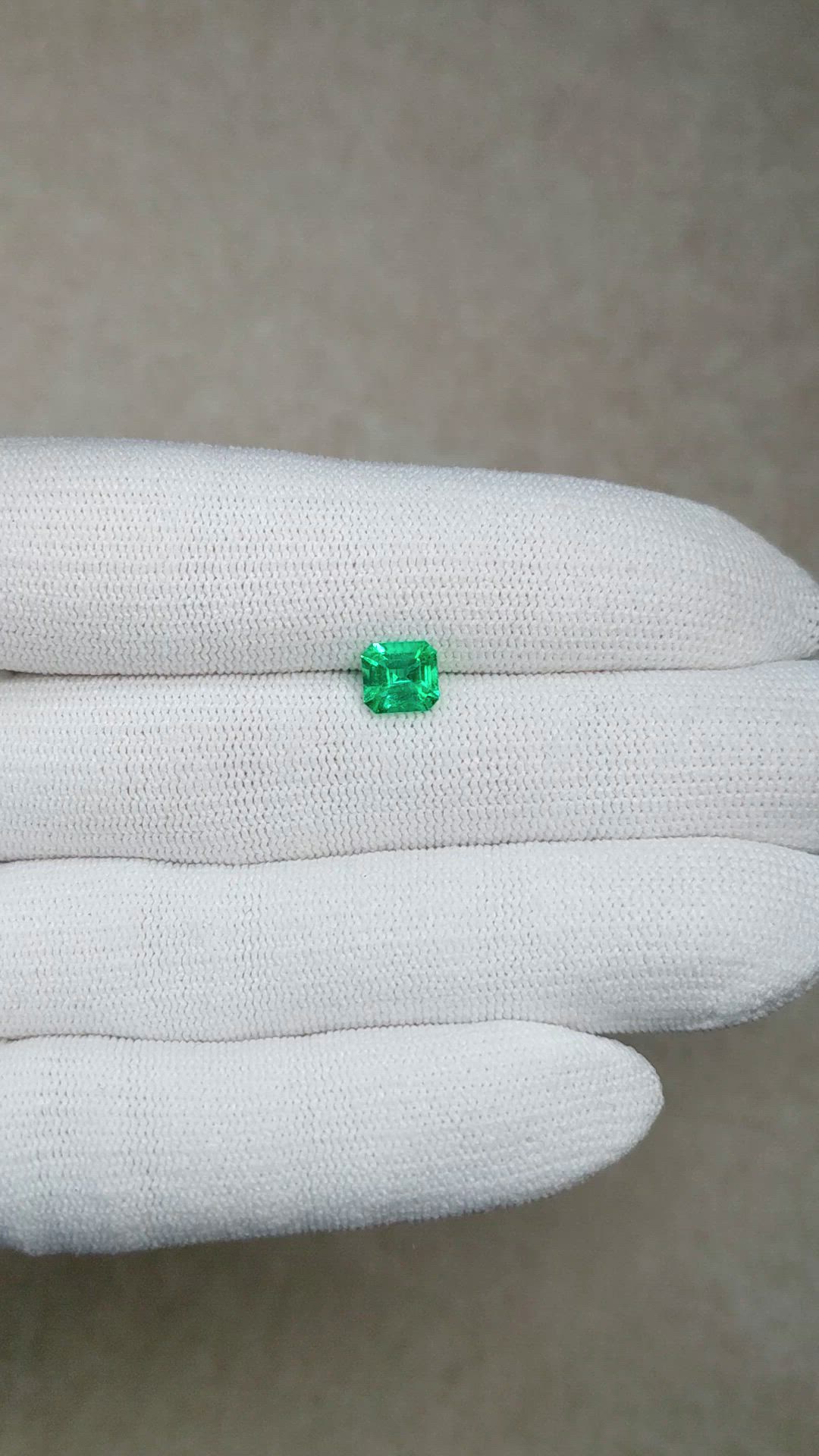 0.99 Ct. Emerald from Colombia Size Video