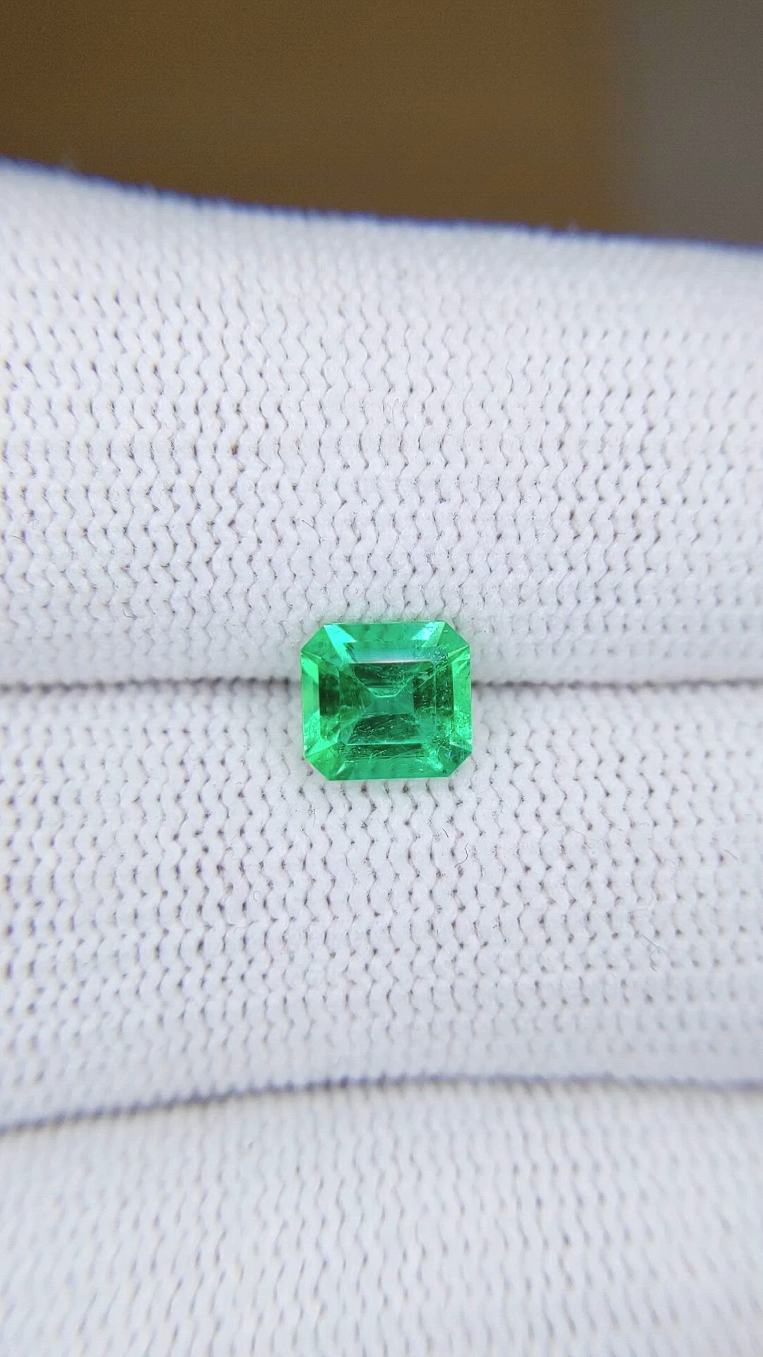 0.99 Ct. Emerald from Colombia Size Video