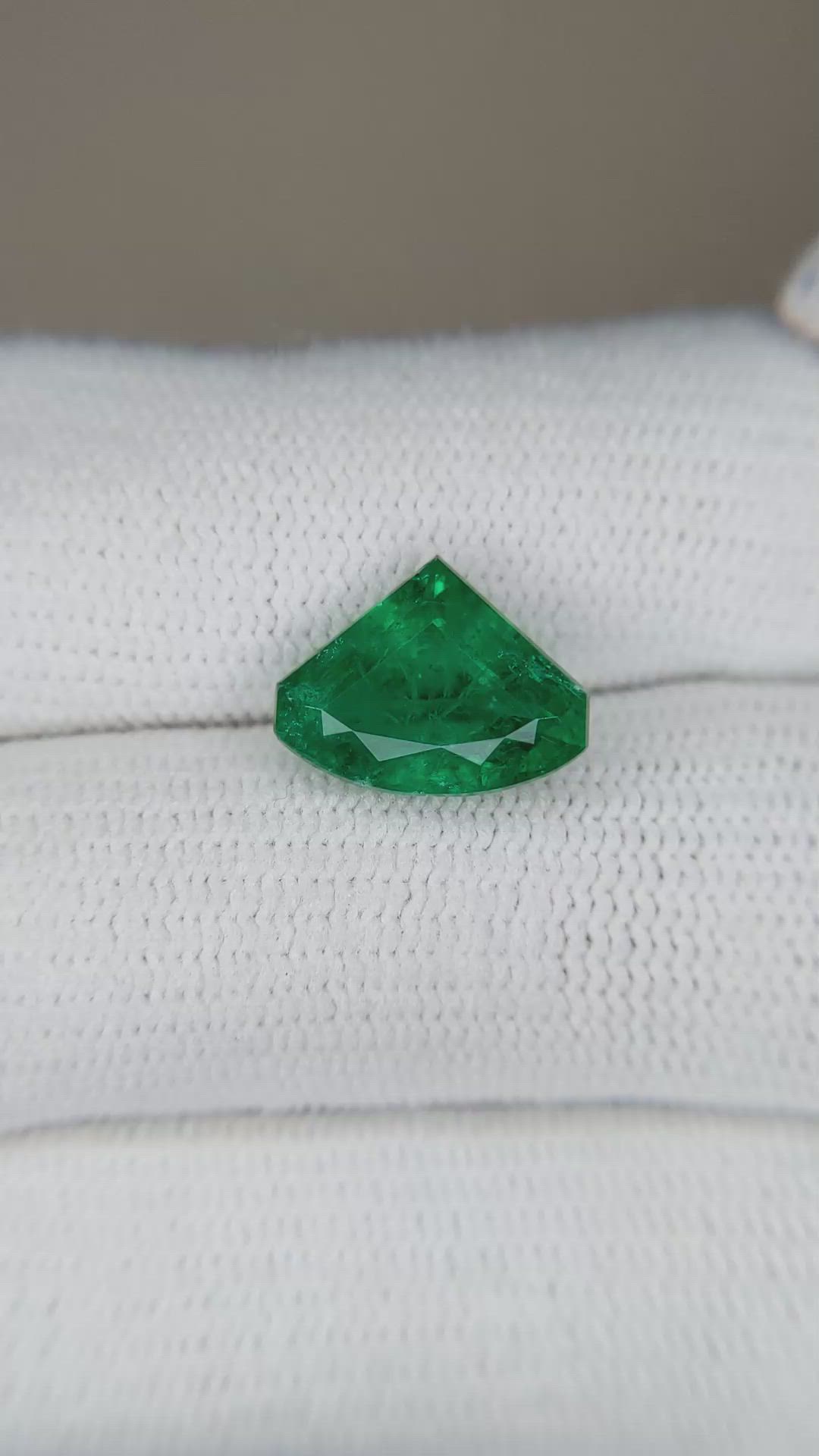 2.50 Ct. Emerald from Colombia Size Video