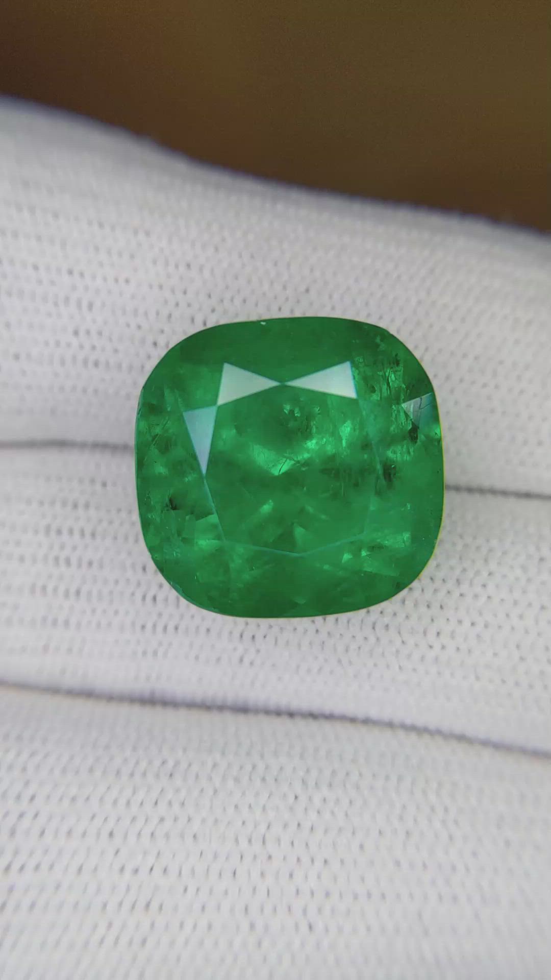 15.10 Ct. Emerald from Colombia Size Video