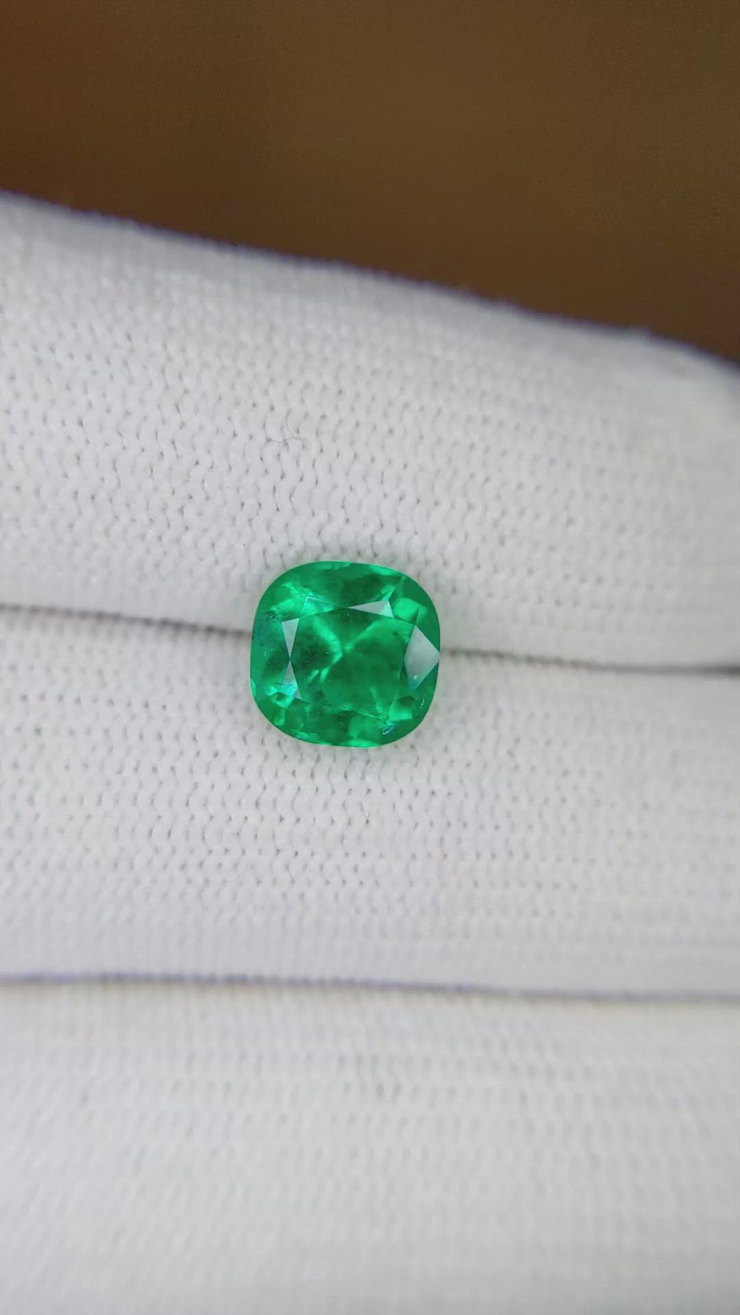 1.93 Ct. Emerald from Colombia - Muzo Size Video