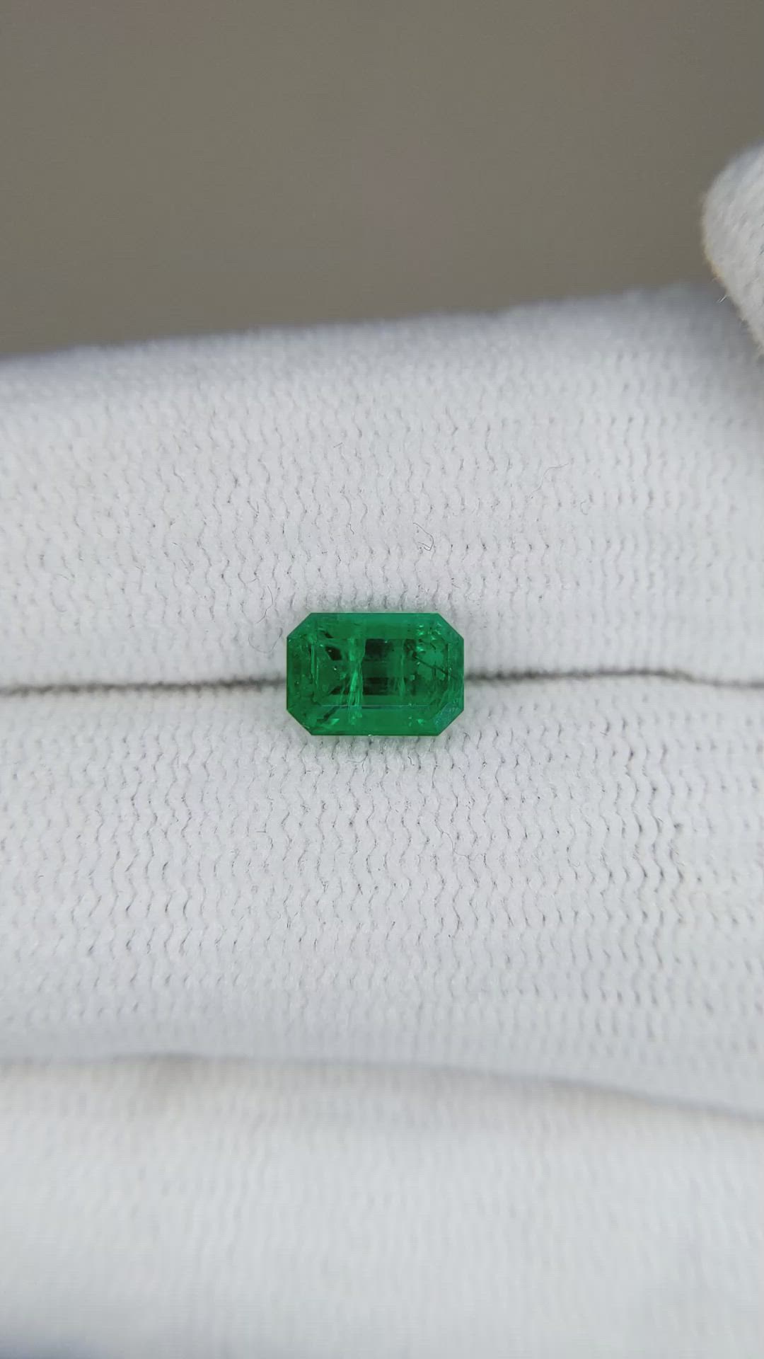 0.93 Ct. Emerald from Russia Size Video