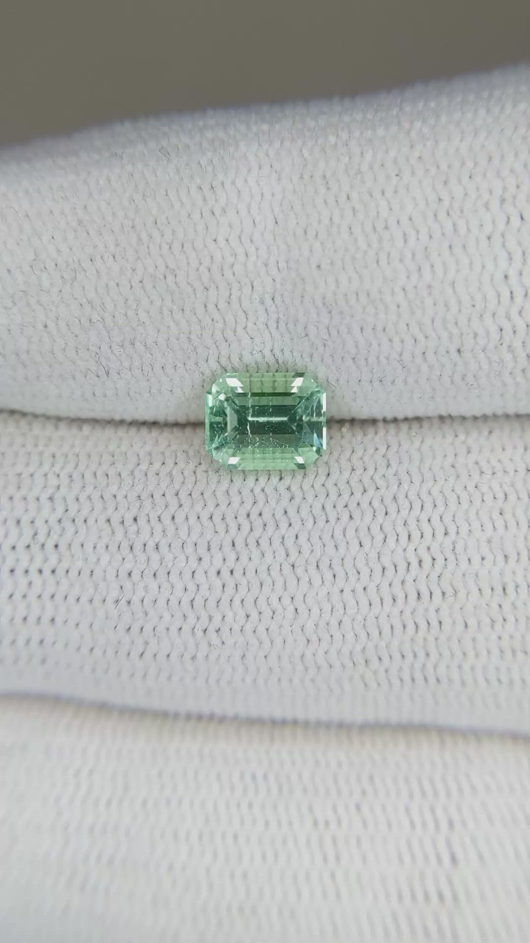 1.00 Ct. Emerald from Russia Size Video