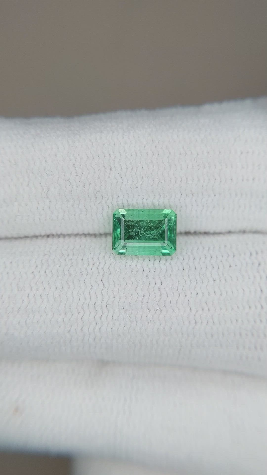1.00 Ct. Emerald from Russia Size Video
