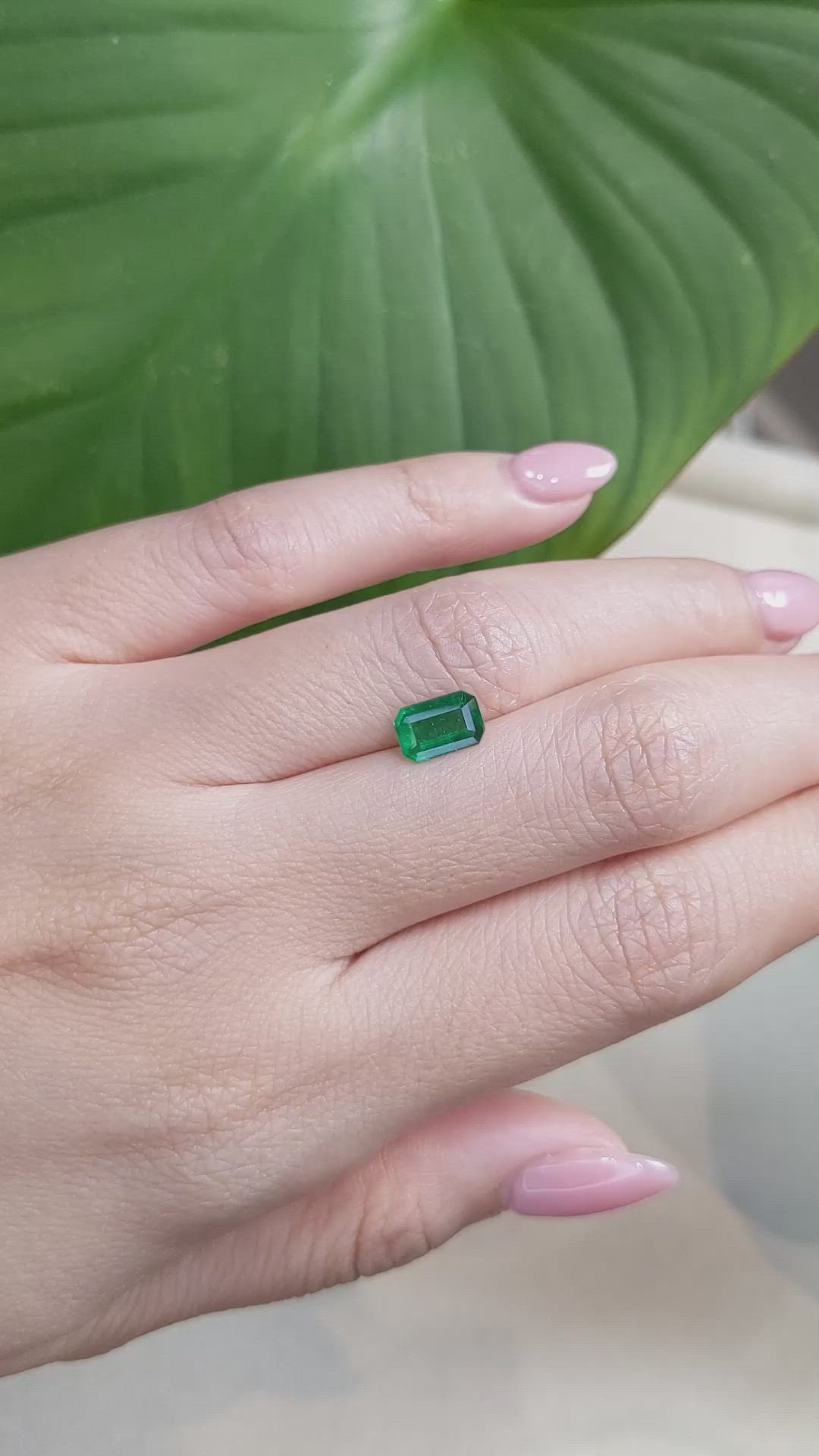 0.90 Ct. Emerald from Brazil Size Video