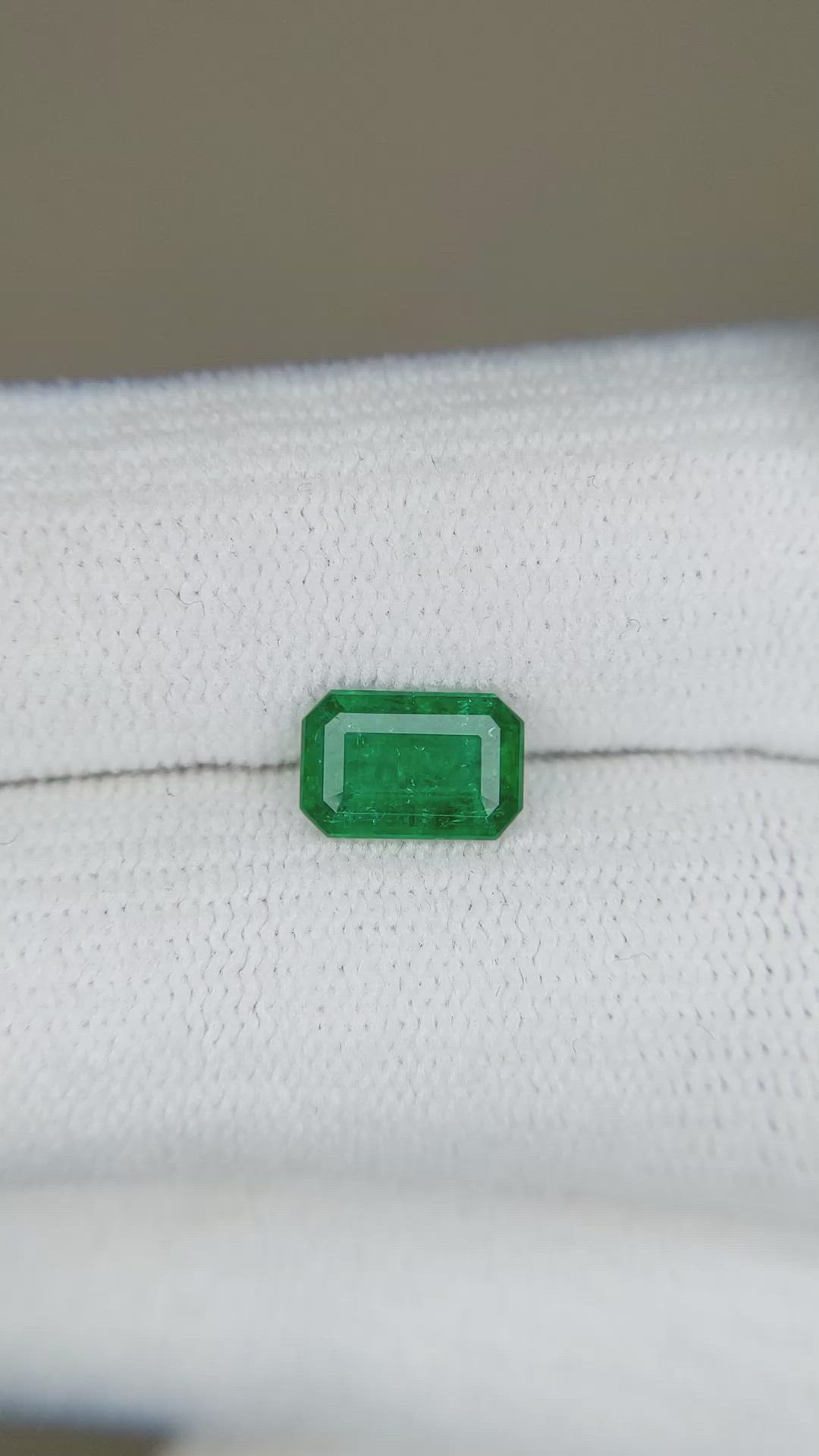 0.90 Ct. Emerald from Brazil Size Video