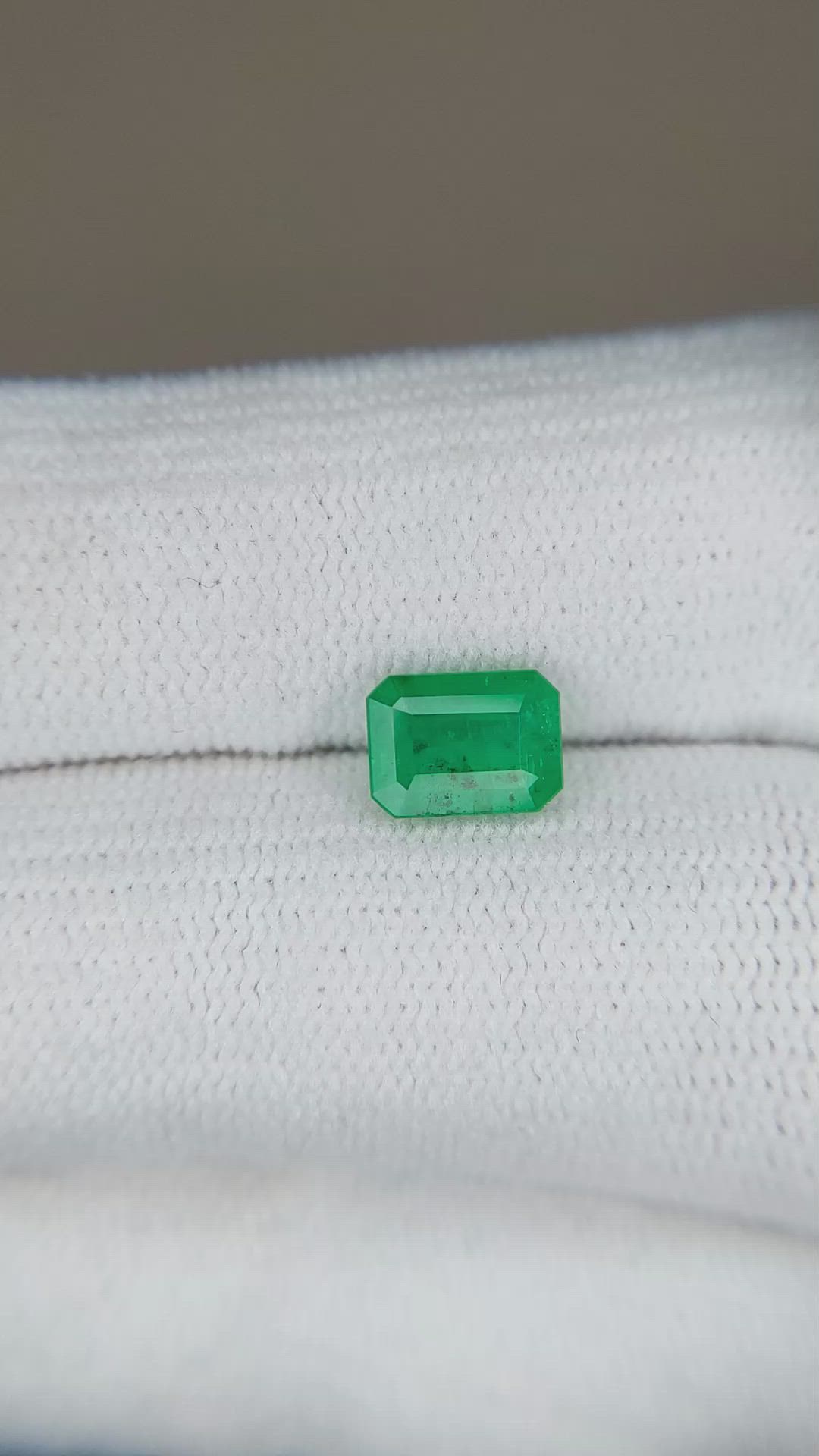 0.95 Ct. Emerald from Brazil Size Video