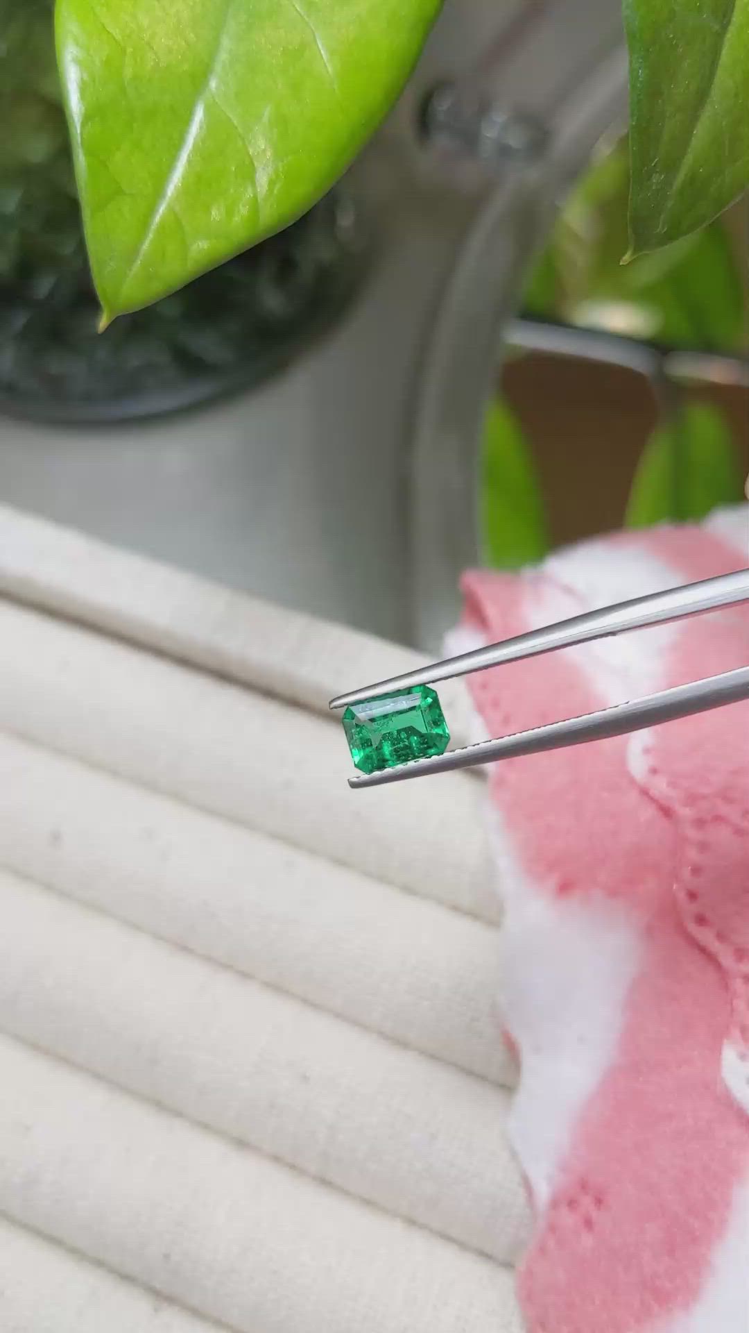 0.90 Ct. Emerald from Brazil Size Video