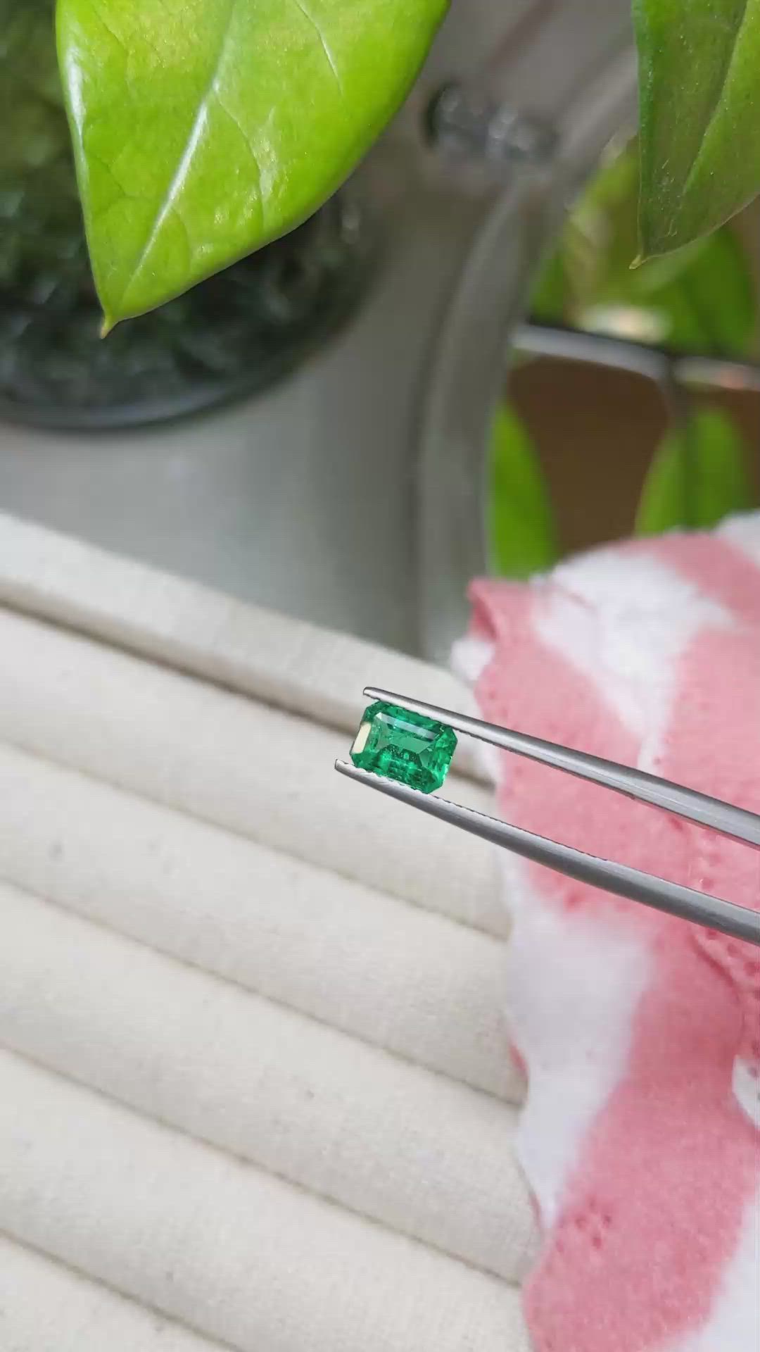 0.90 Ct. Emerald from Brazil Size Video