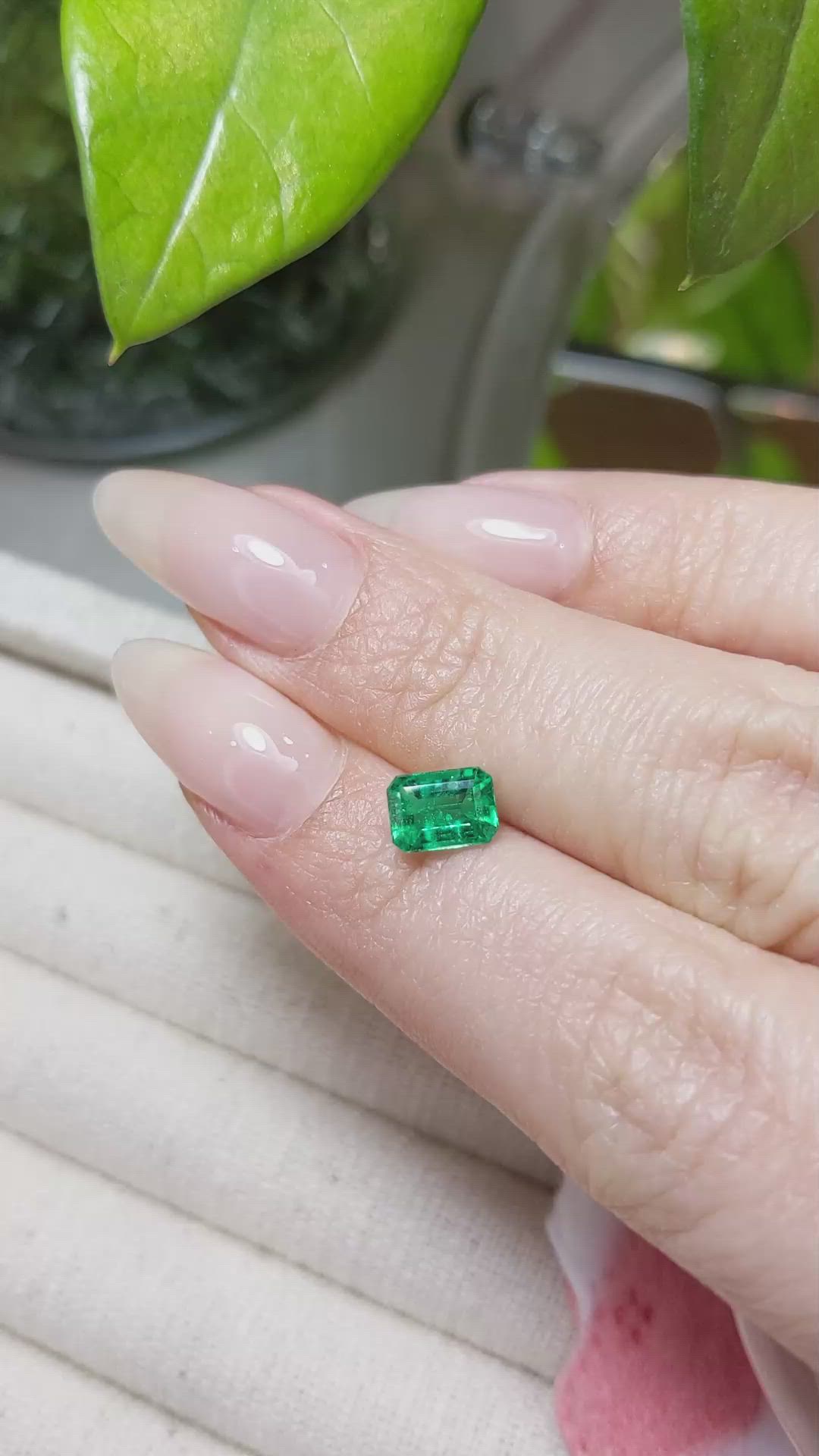 0.90 Ct. Emerald from Brazil Size Video