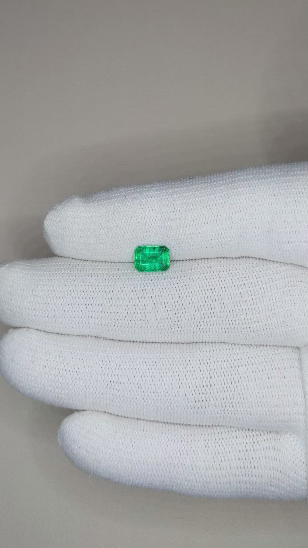 0.90 Ct. Emerald from Brazil Size Video
