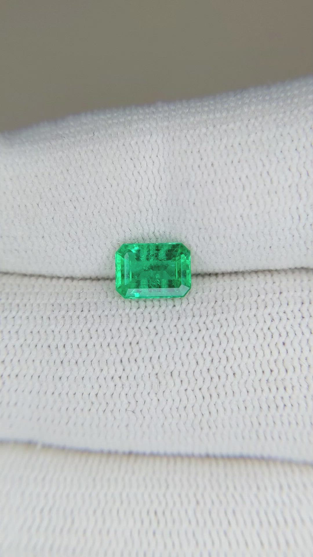 0.90 Ct. Emerald from Brazil Size Video