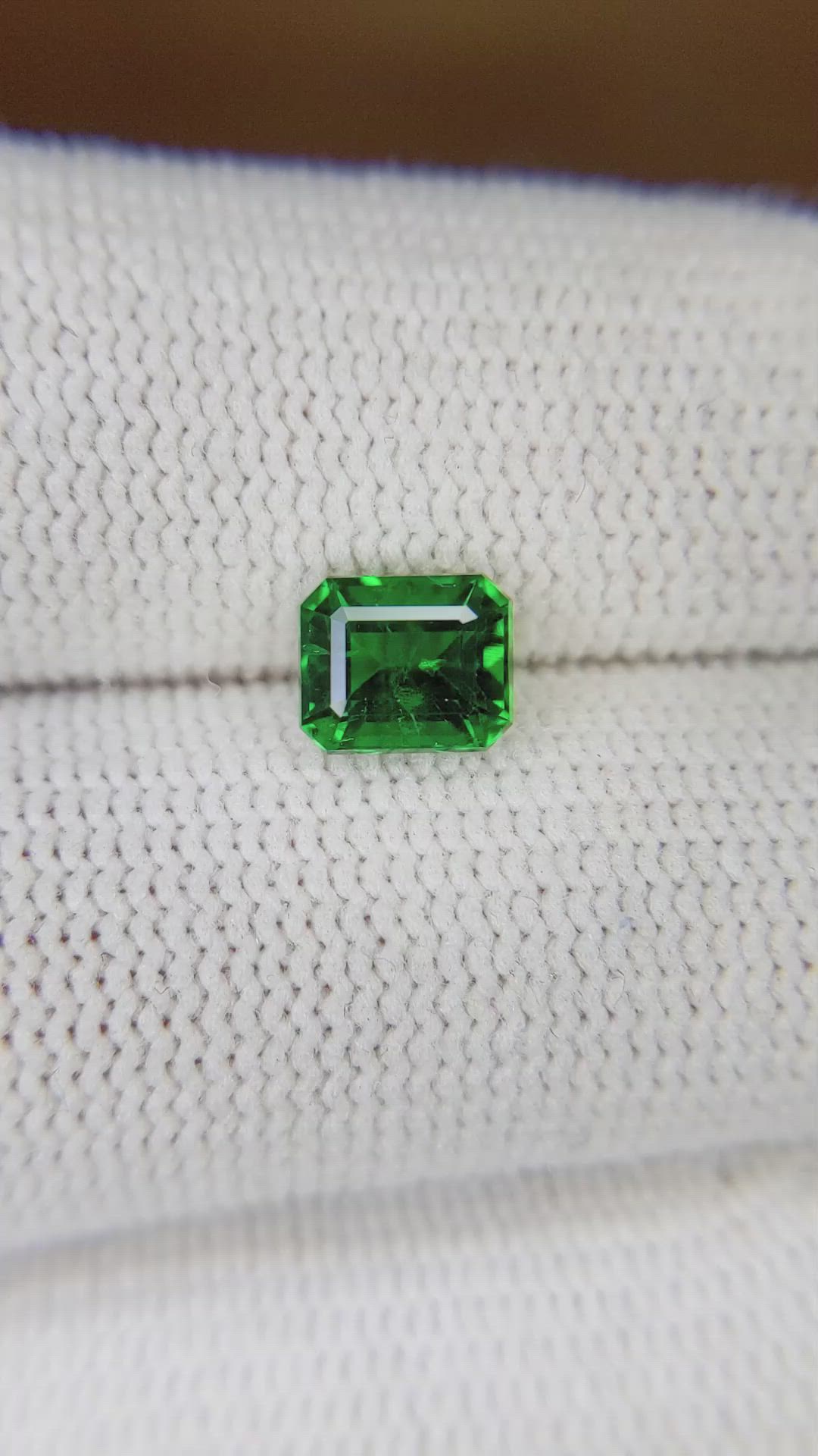 0.94 Ct. Emerald from Colombia Size Video