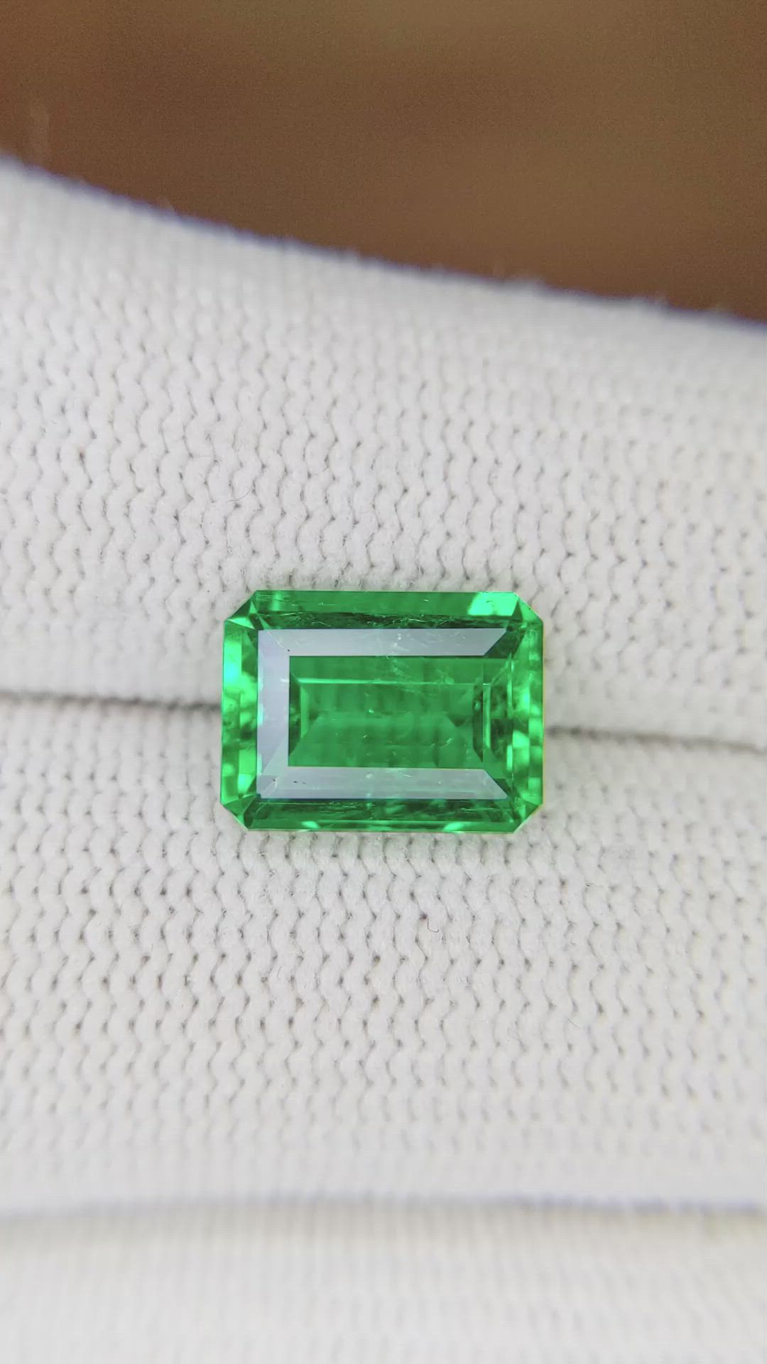 2.59 Ct. Emerald from Colombia Size Video