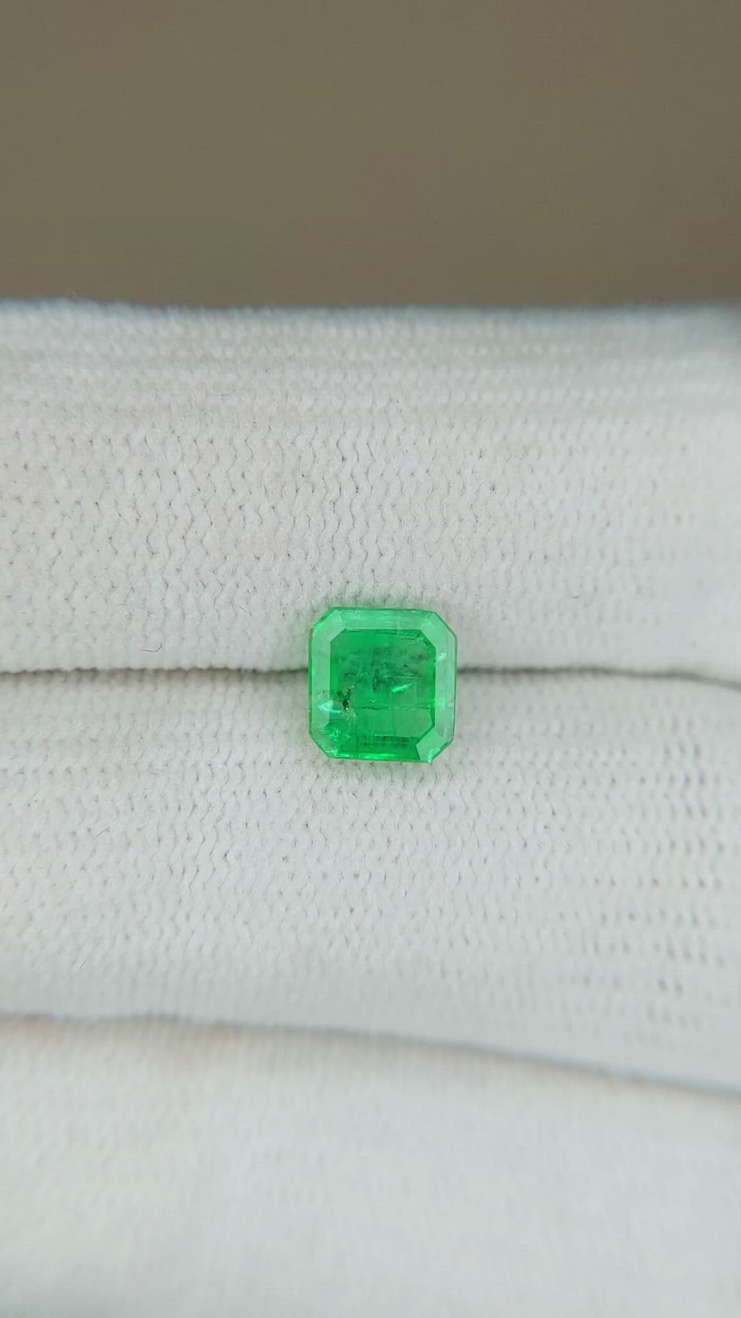 0.92 Ct. Emerald from Colombia Size Video