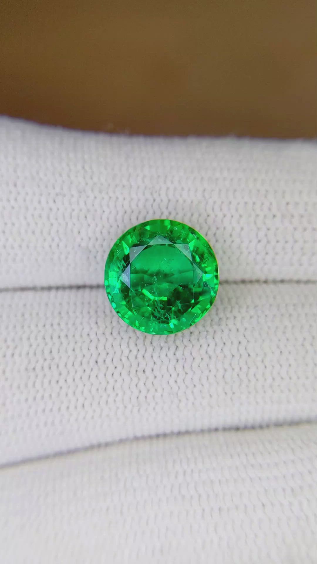 4.73 Ct. Emerald from Colombia Size Video