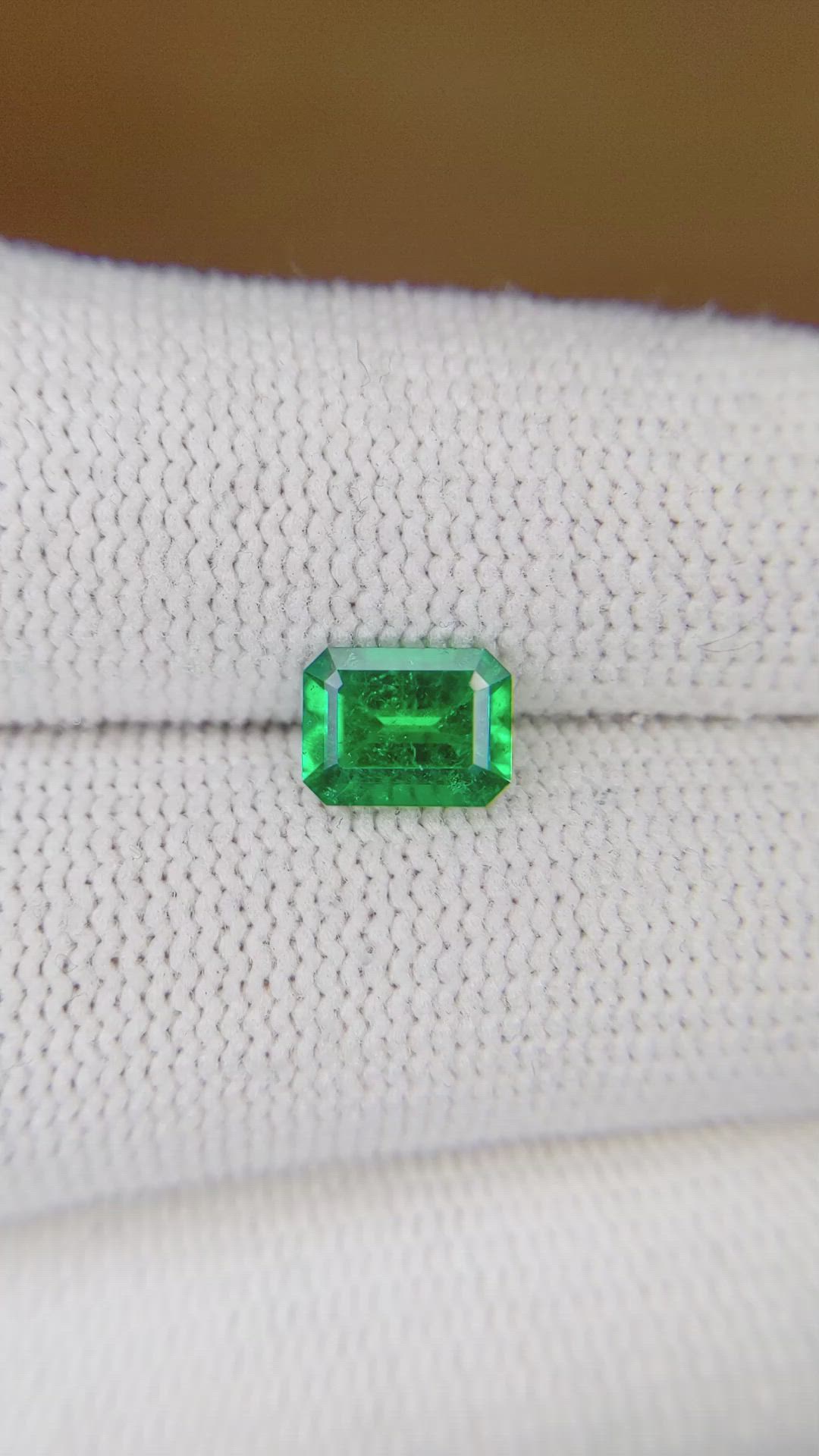 0.92 Ct. Emerald from Colombia Size Video