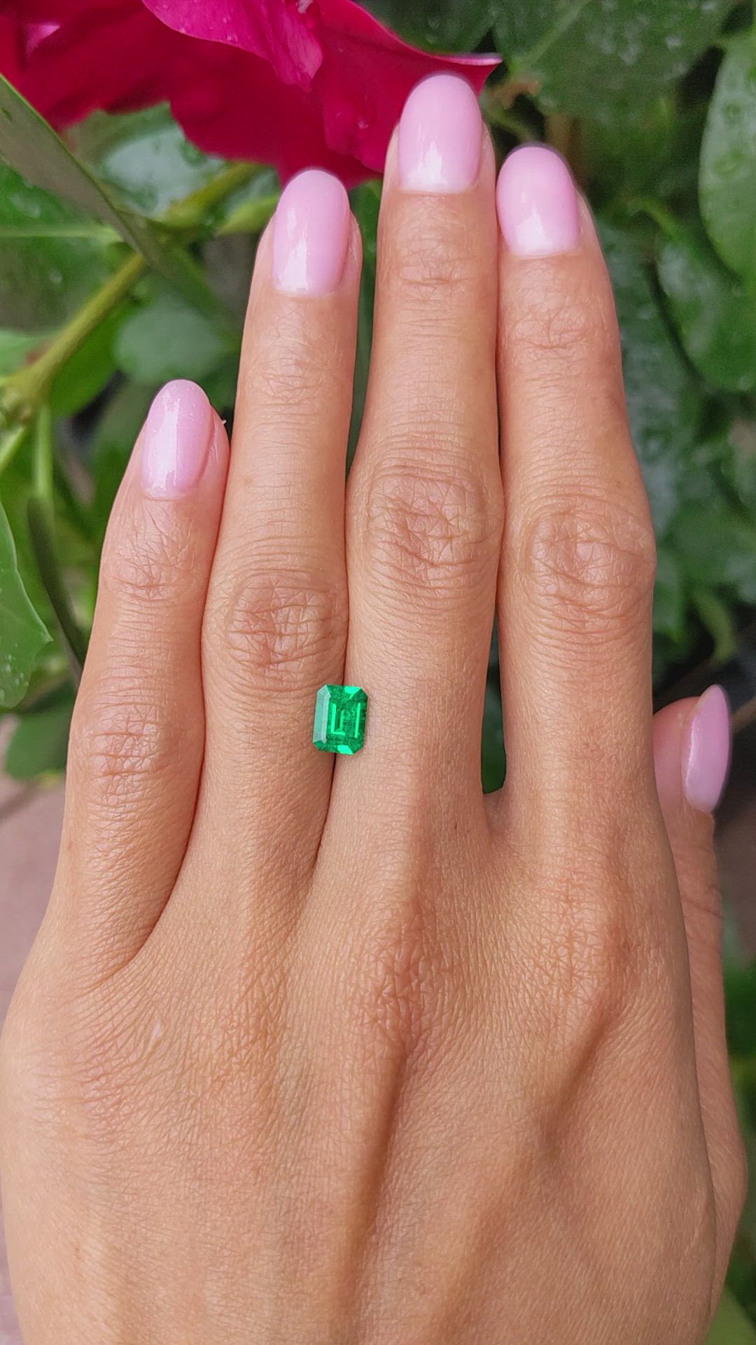 0.92 Ct. Emerald from Colombia Size Video