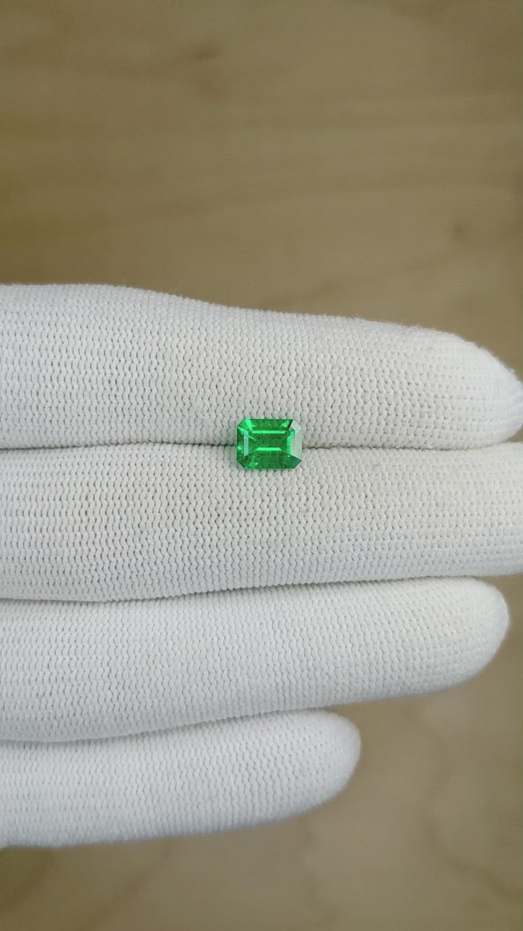 0.92 Ct. Emerald from Colombia Size Video