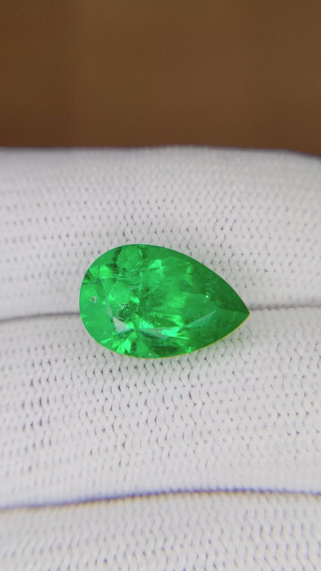 4.77 Ct. Emerald from Colombia Size Video