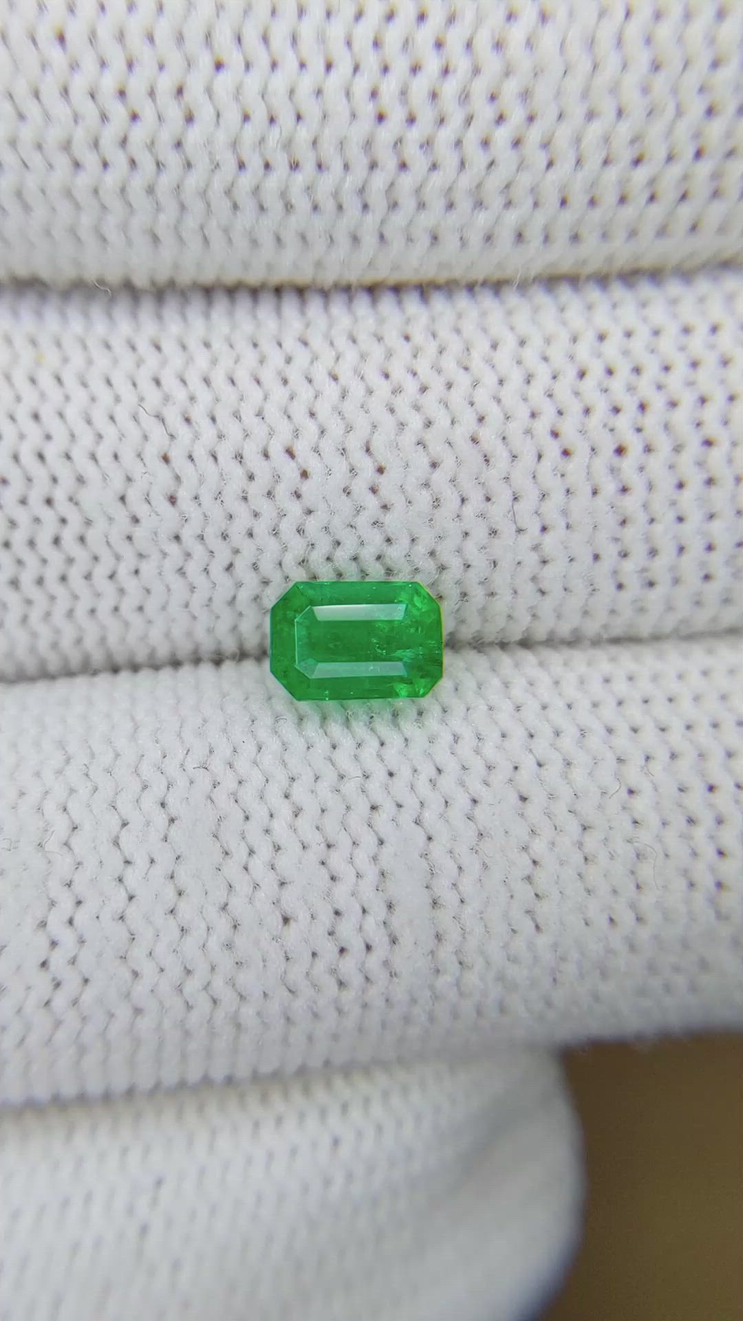 0.95 Ct. Emerald from Colombia Size Video