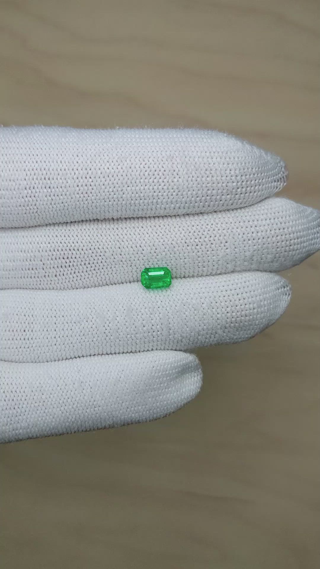 0.95 Ct. Emerald from Colombia Size Video