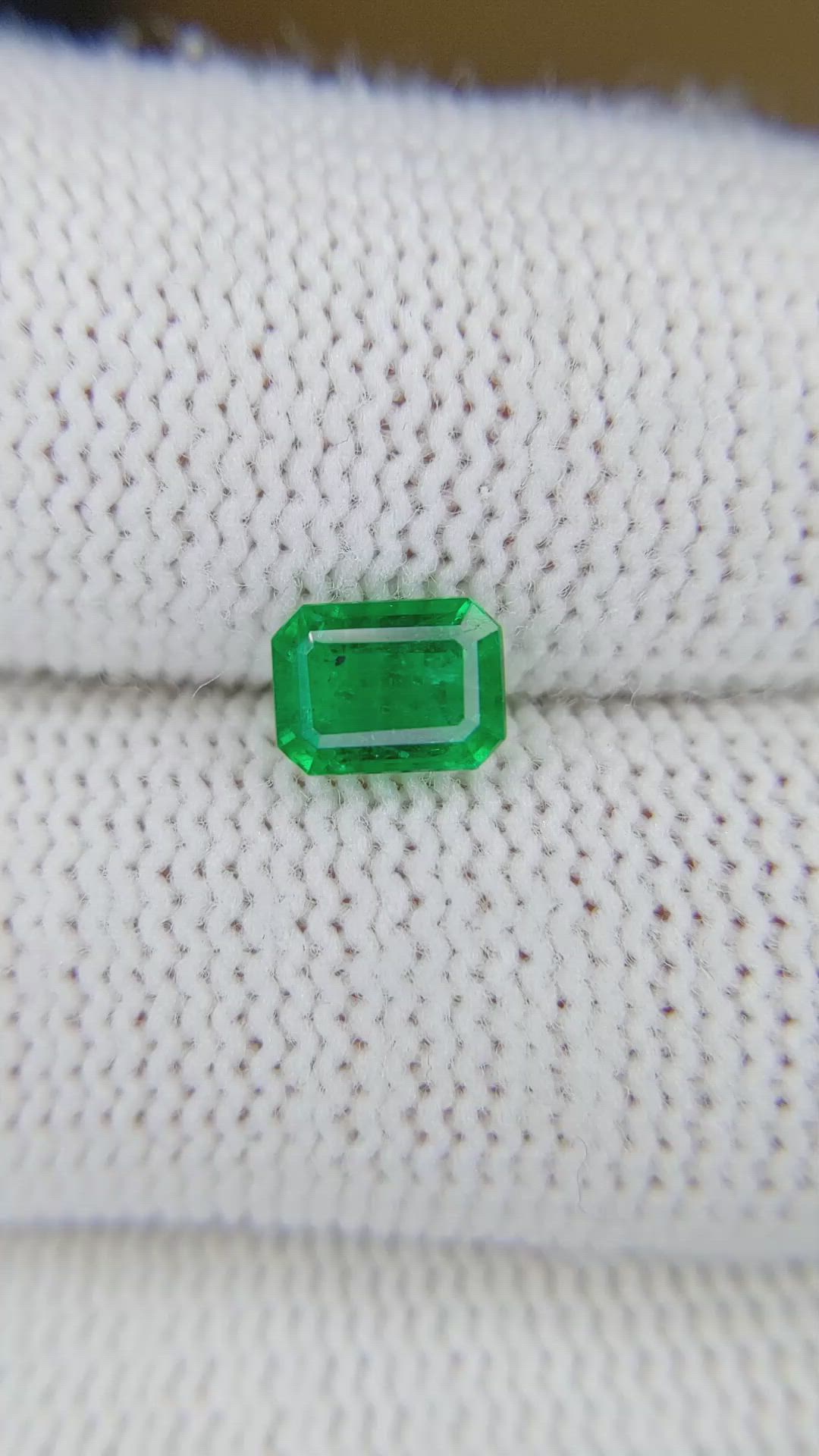 0.94 Ct. Emerald from Colombia Size Video