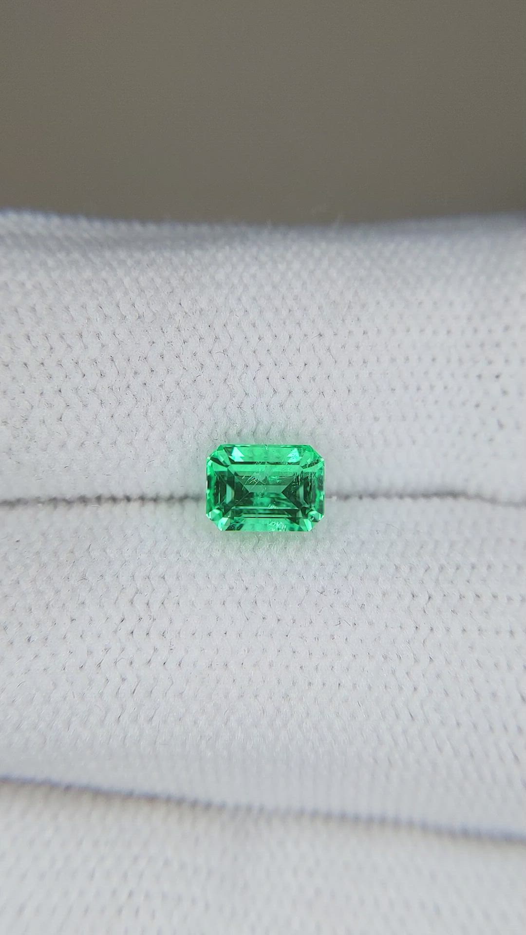 1.00 Ct. Emerald from Russia Size Video