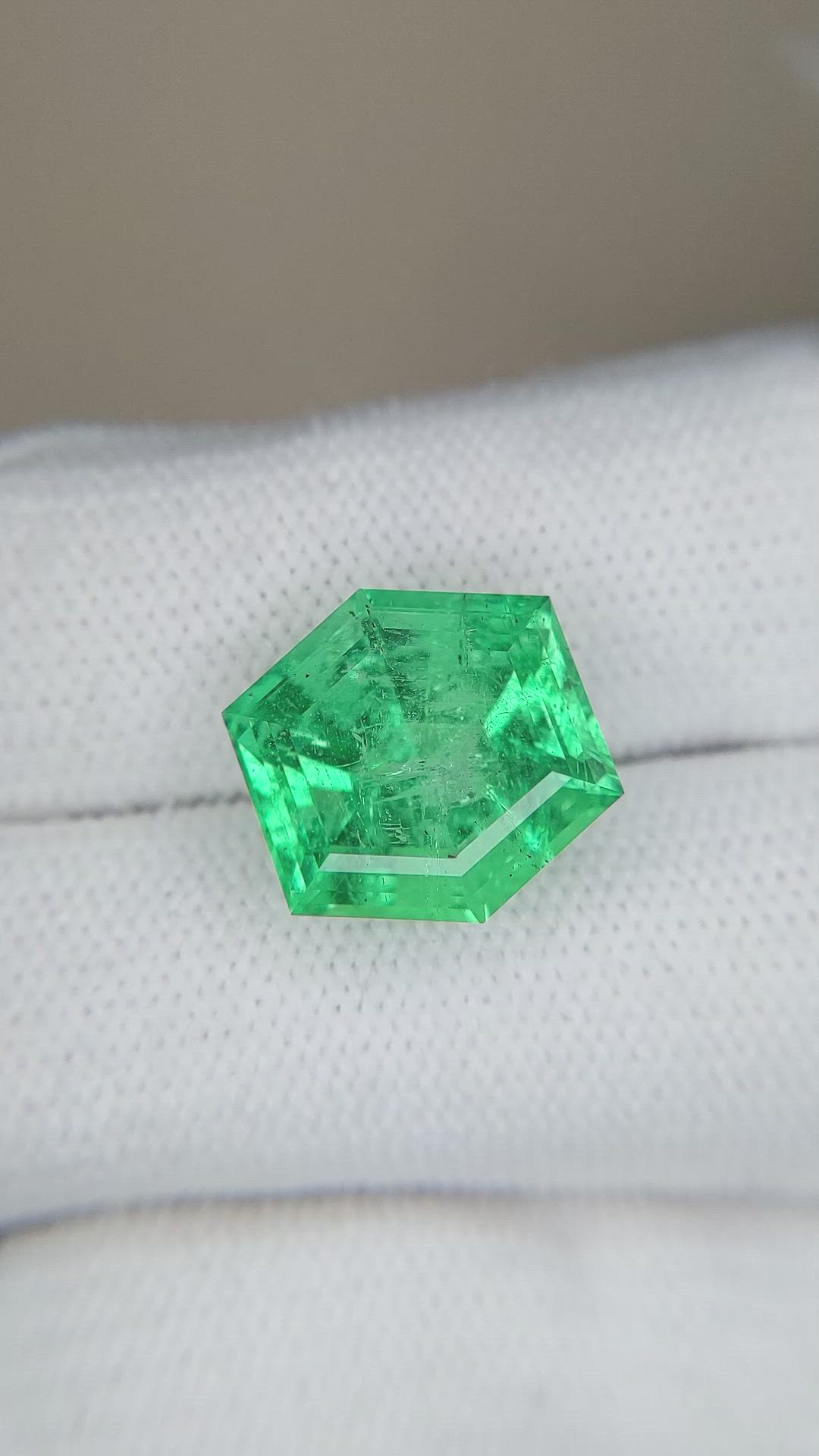 7.61 Ct. Emerald from Russia Size Video
