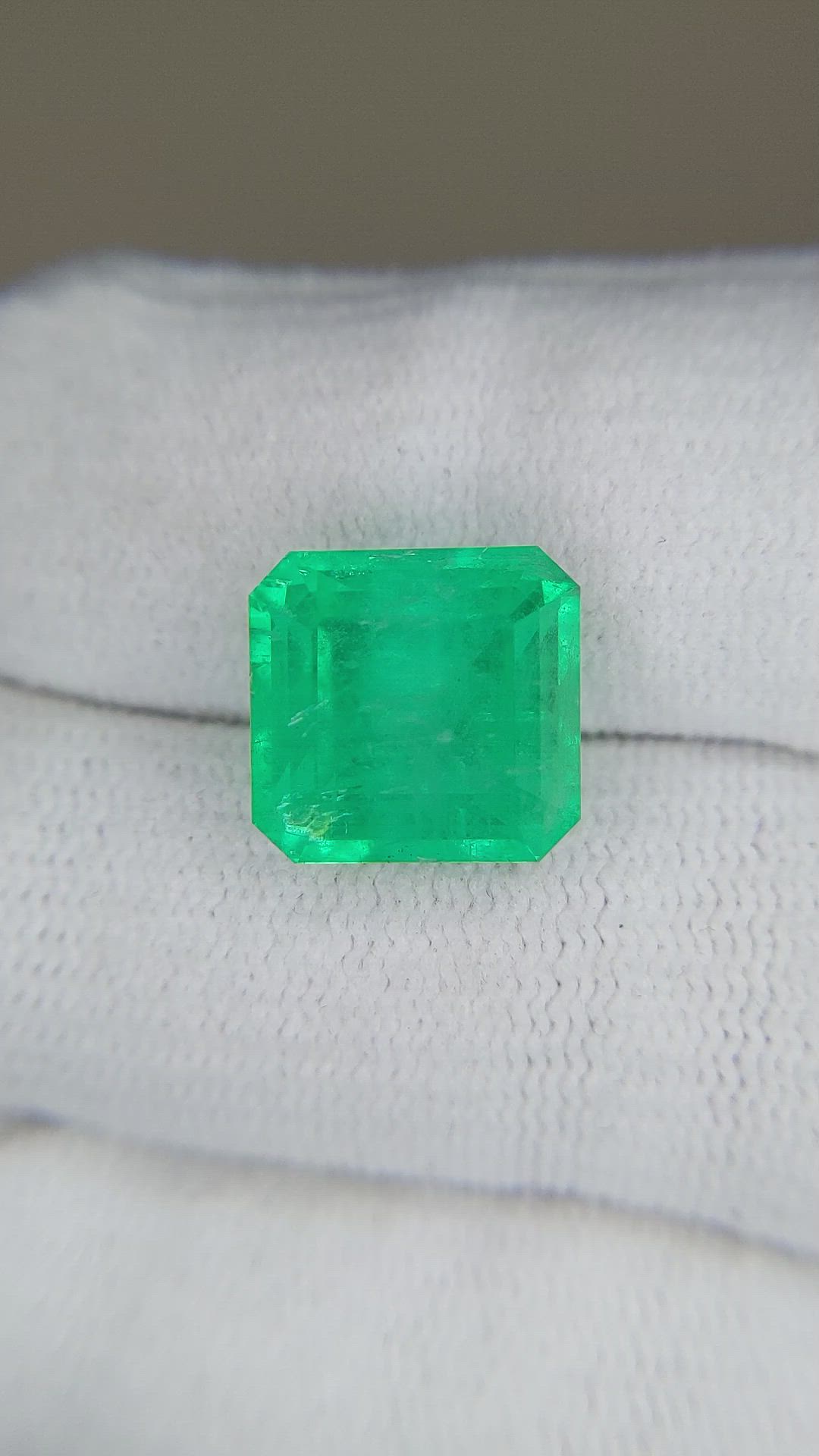 8.64 Ct. Emerald from Russia Size Video