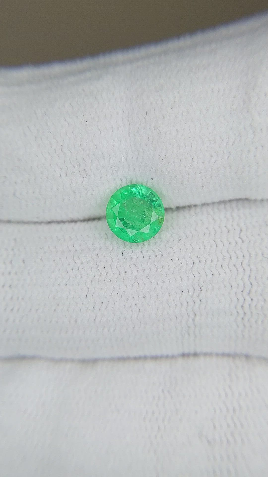 0.90 Ct. Emerald from Zambia Size Video