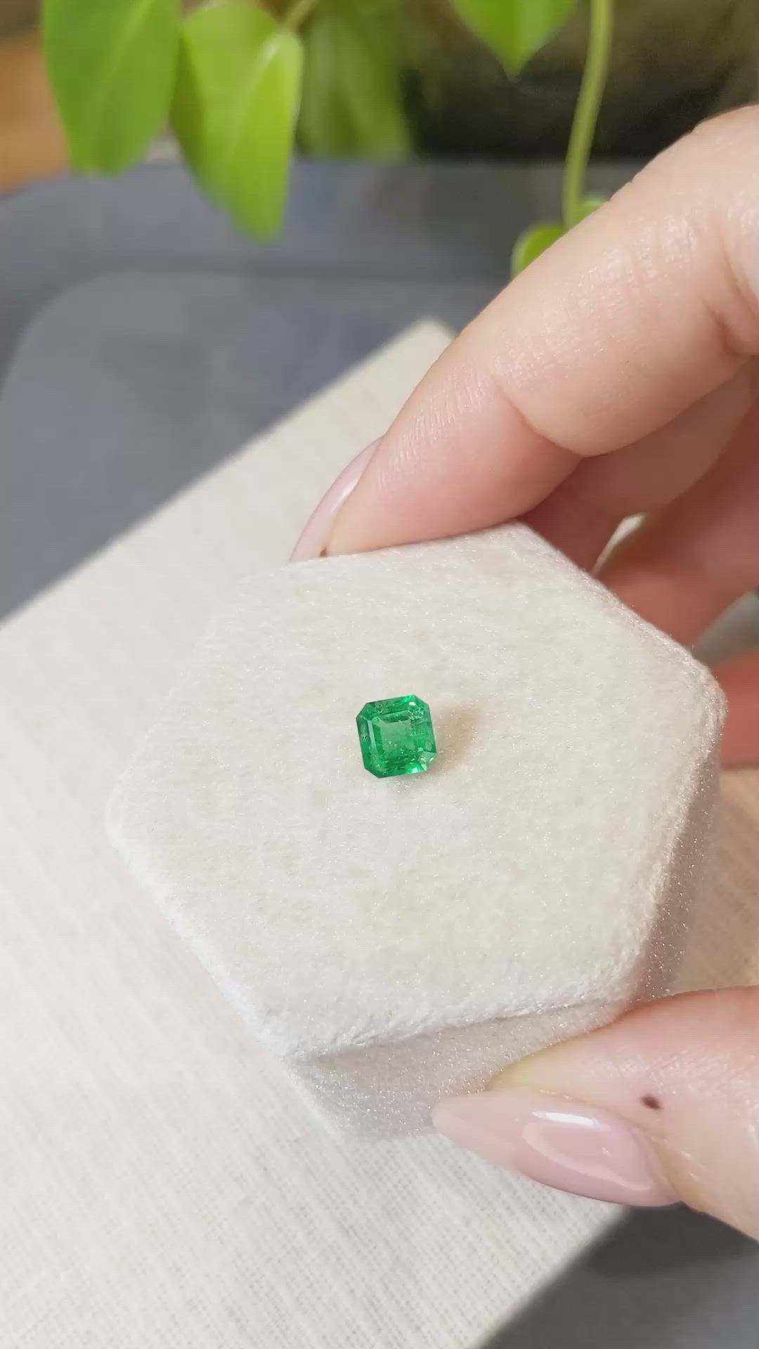 0.93 Ct. Emerald from Colombia Size Video